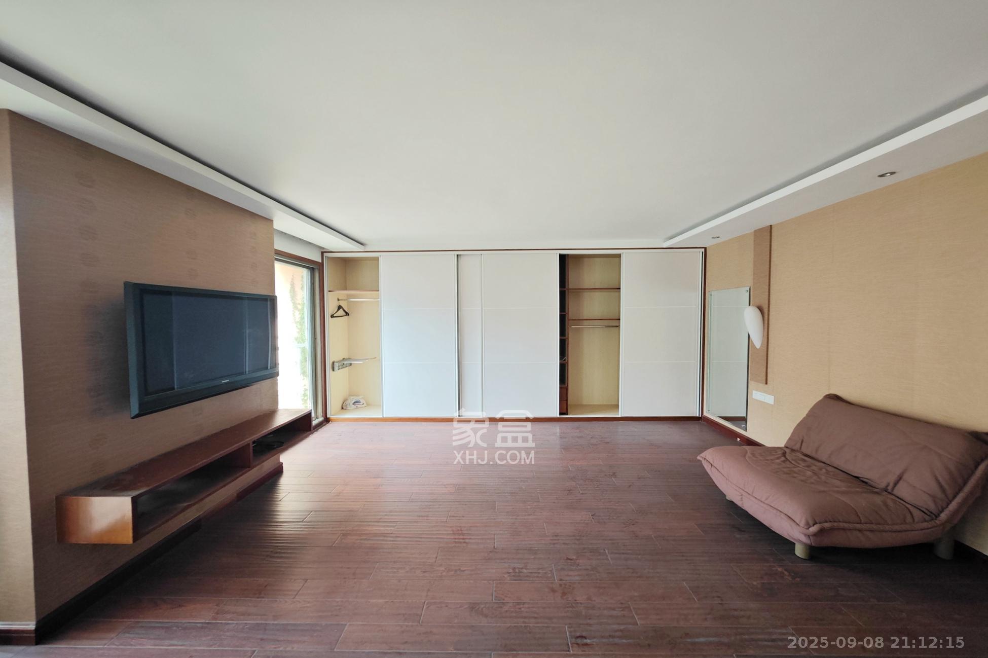 美林景园  6室2厅3卫    170.0万 美林景园  6室2厅3卫    170.0万卧室