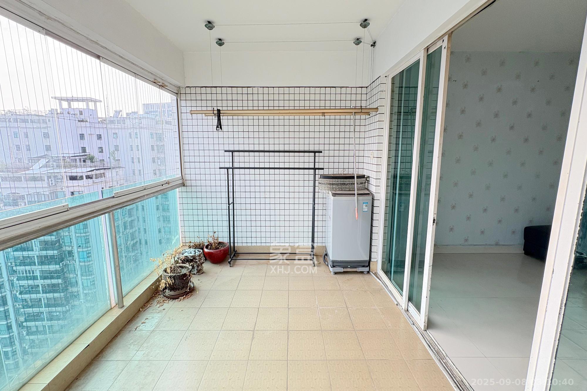 王府花园  4室2厅2卫    178.0万阳台