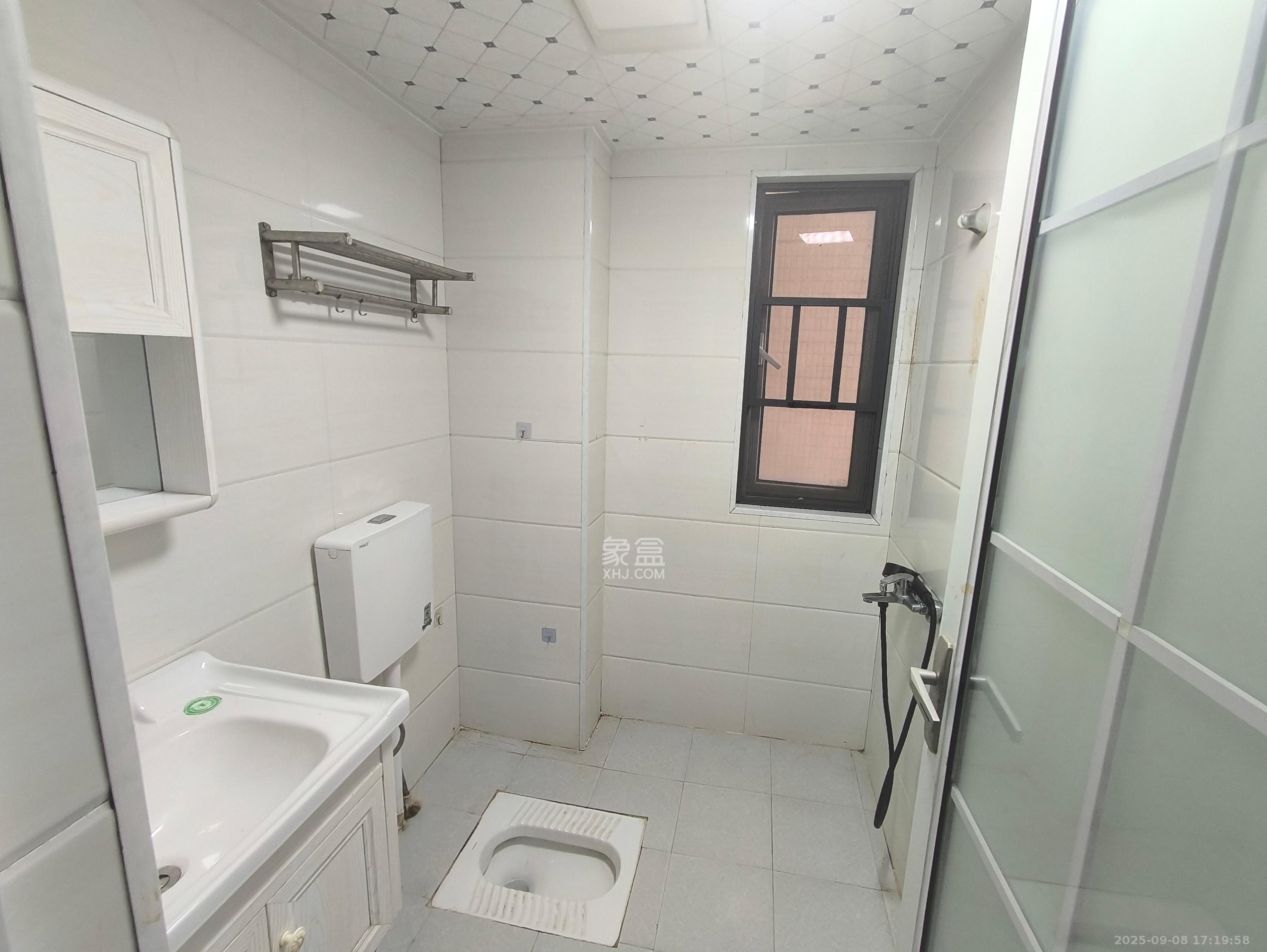 钱隆世家  3室2厅1卫    2000.0元/月室内图