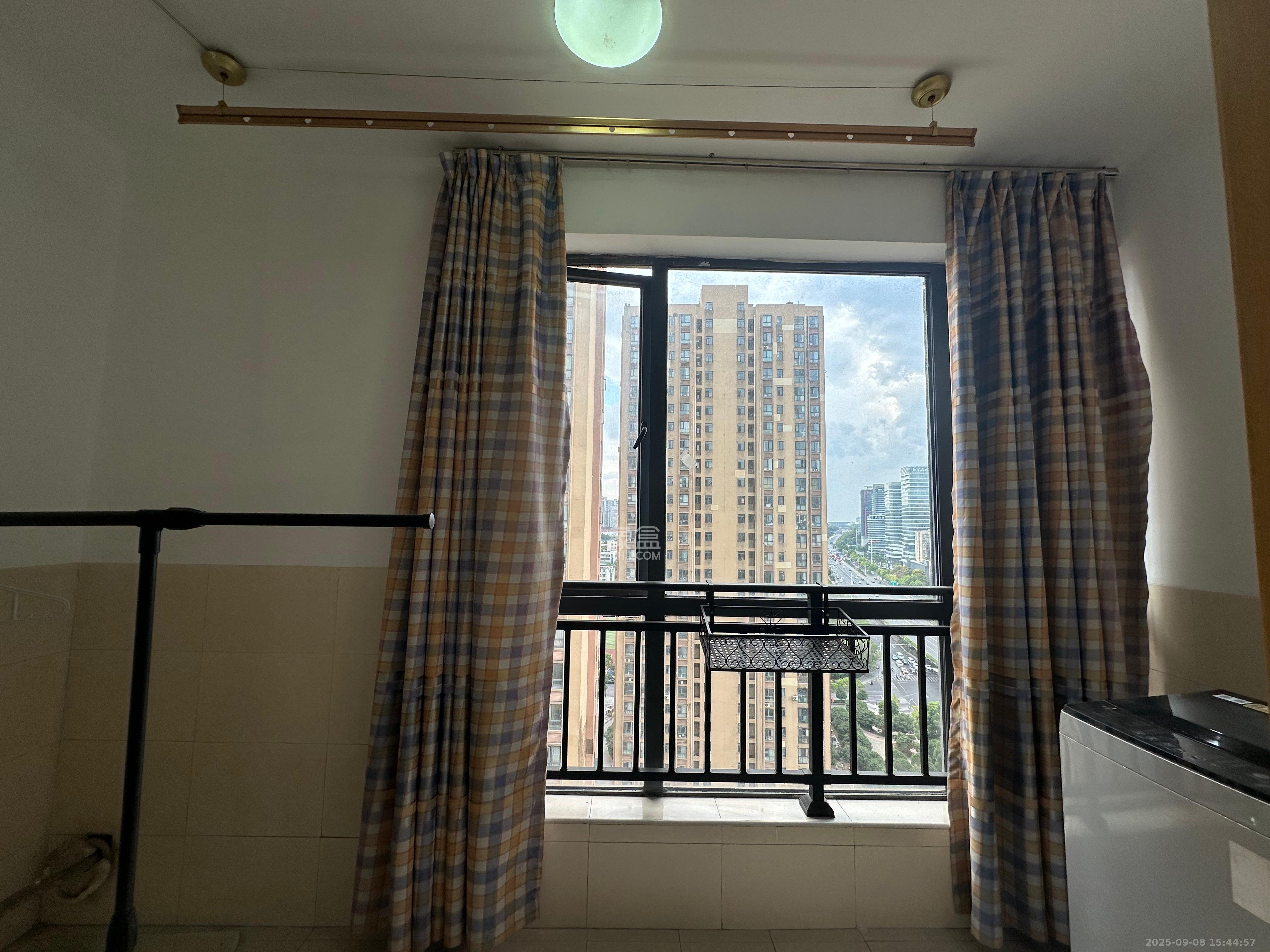 剑桥名门  1室1厅1卫   1400.00元/月室内图