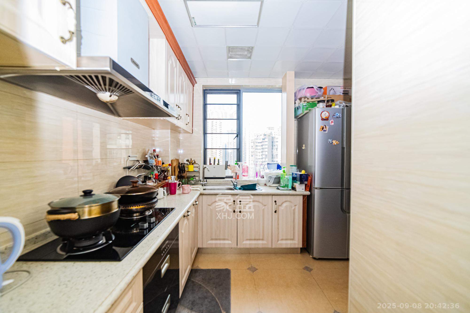 滨江君悦香邸  3室2厅2卫    130.28万 滨江君悦香邸  3室2厅2卫    130.28万厨房