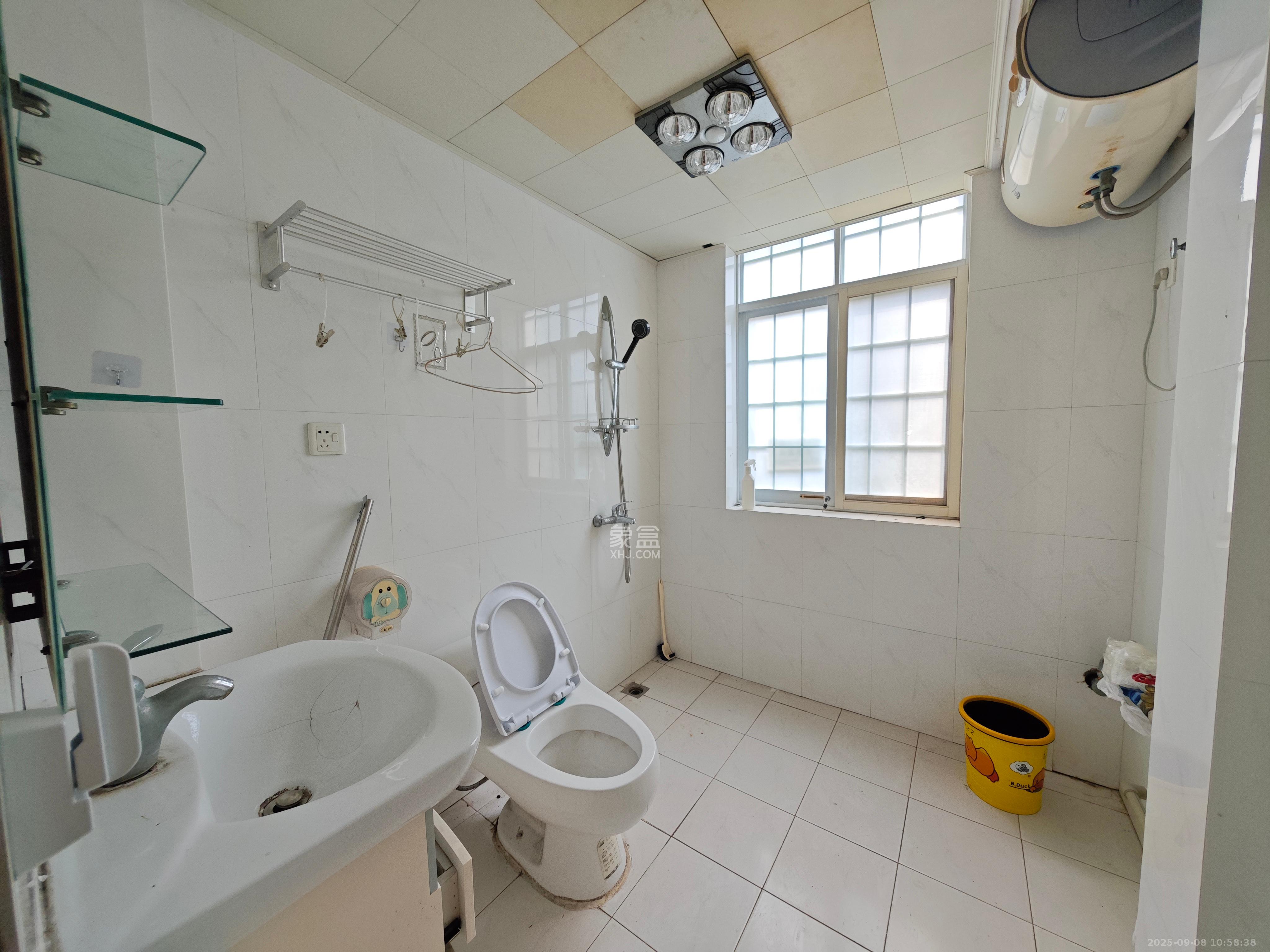 华银园 3室2厅2卫 2500.0元/月 华银园 3室2厅2卫 2500.0元/月室内图