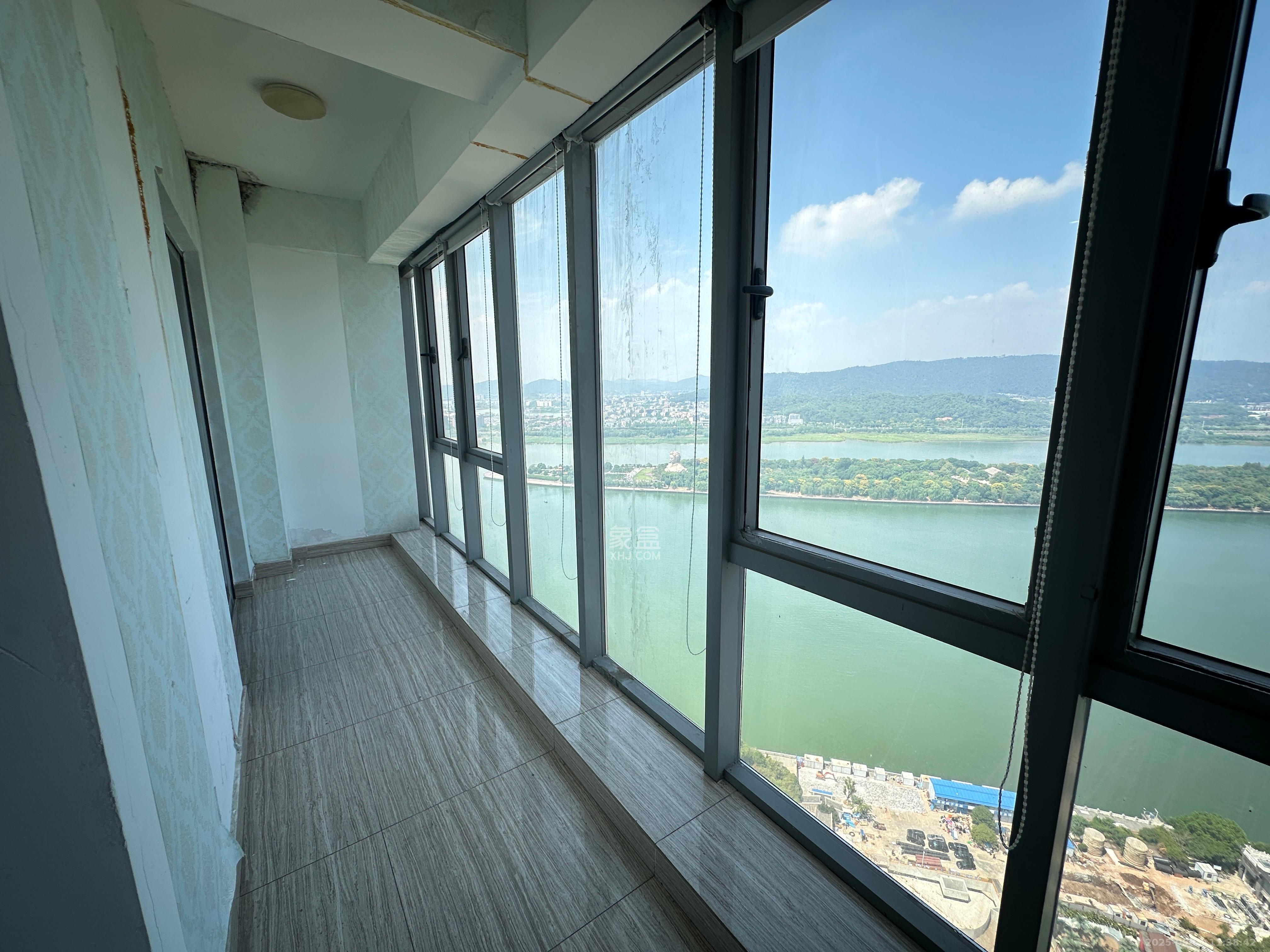 保利国际广场  1室2厅1卫    4500.0元/月