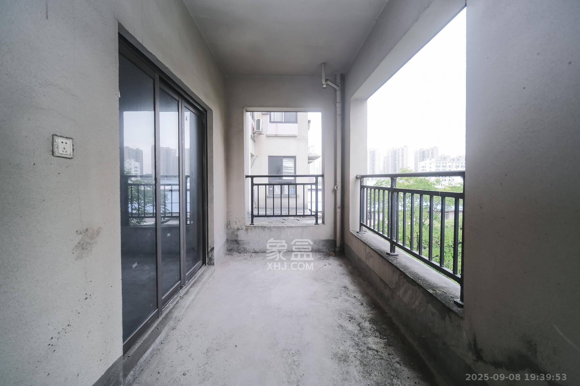 艾美潇湘  3室2厅1卫    98.0万阳台