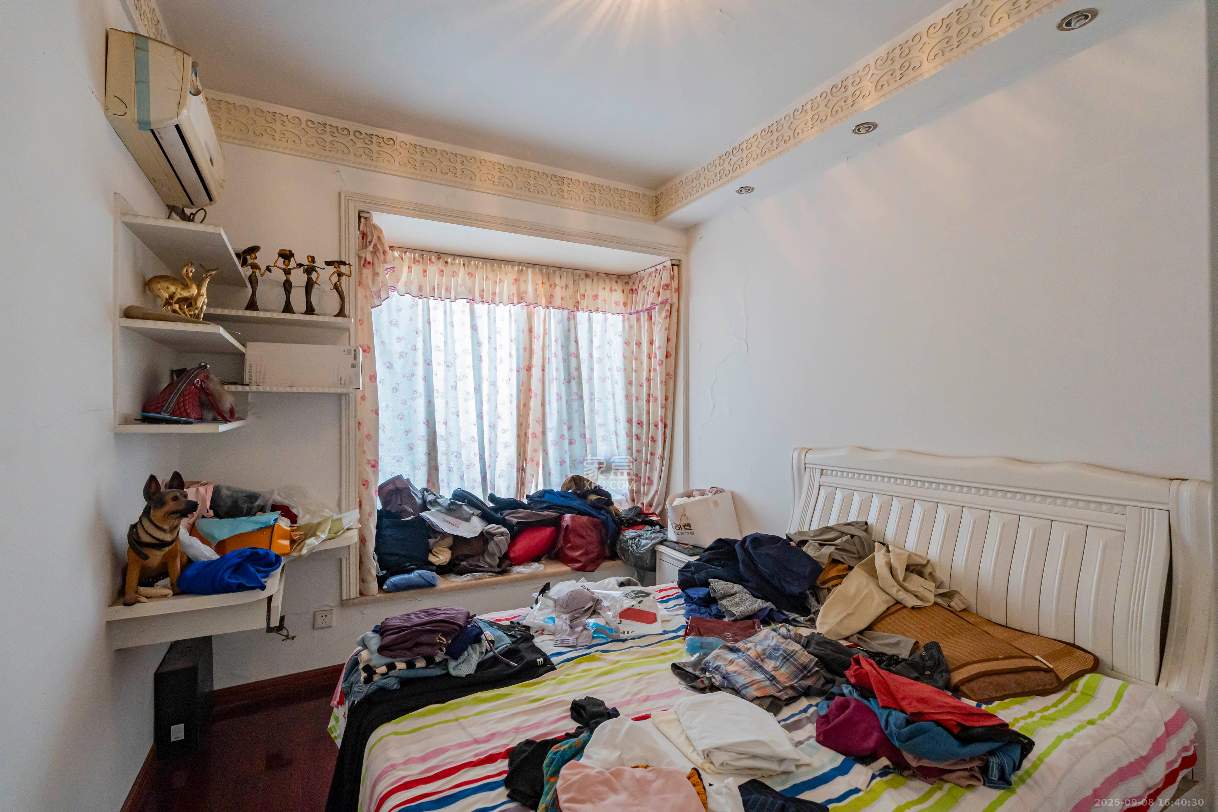 藏珑湖上国际花园 4室2厅2卫 218.0万 藏珑湖上国际花园 4室2厅2卫 218.0万卧室