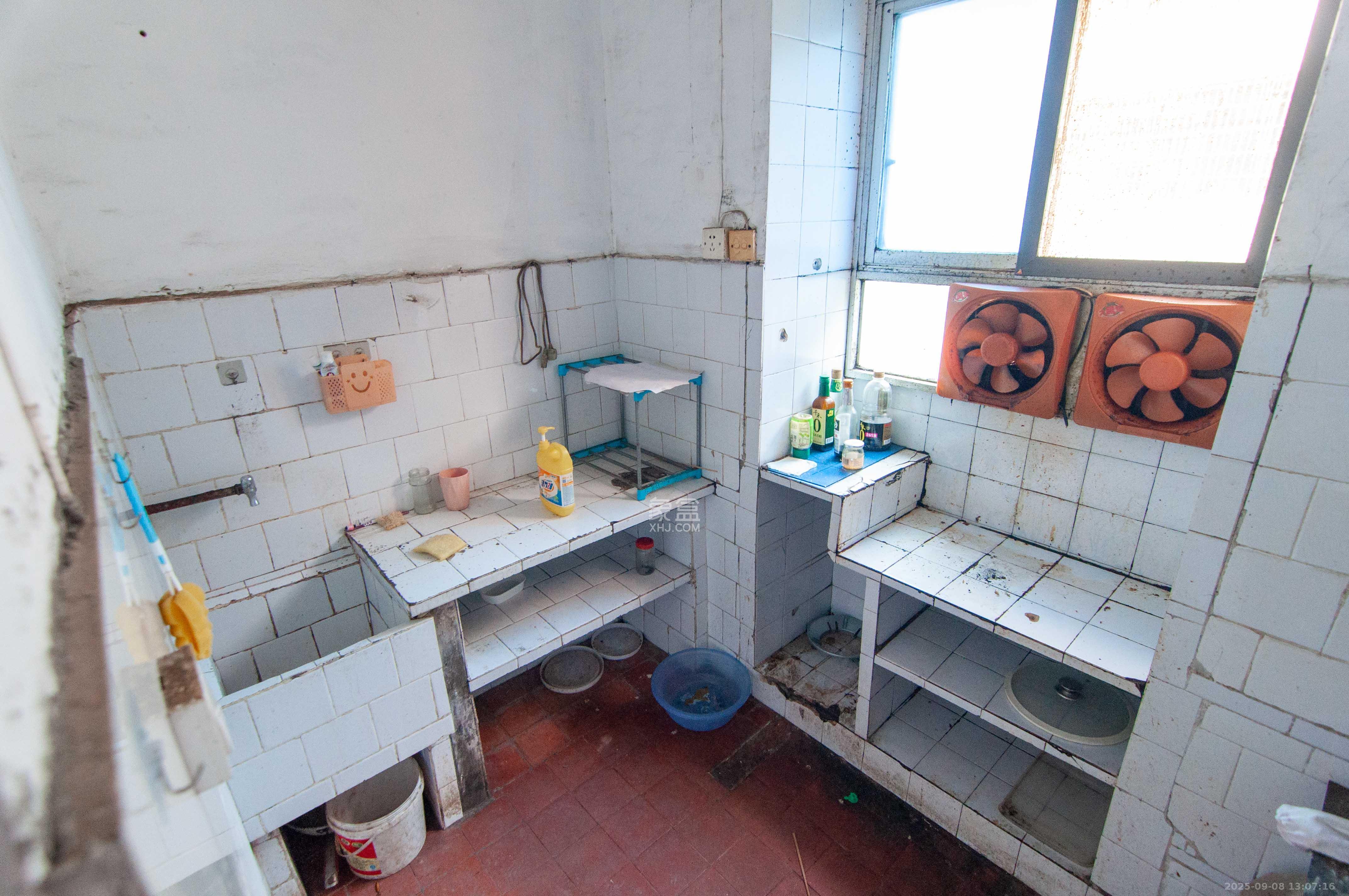 航天大院  2室2厅1卫    40.0万 航天大院  2室2厅1卫    40.0万厨房