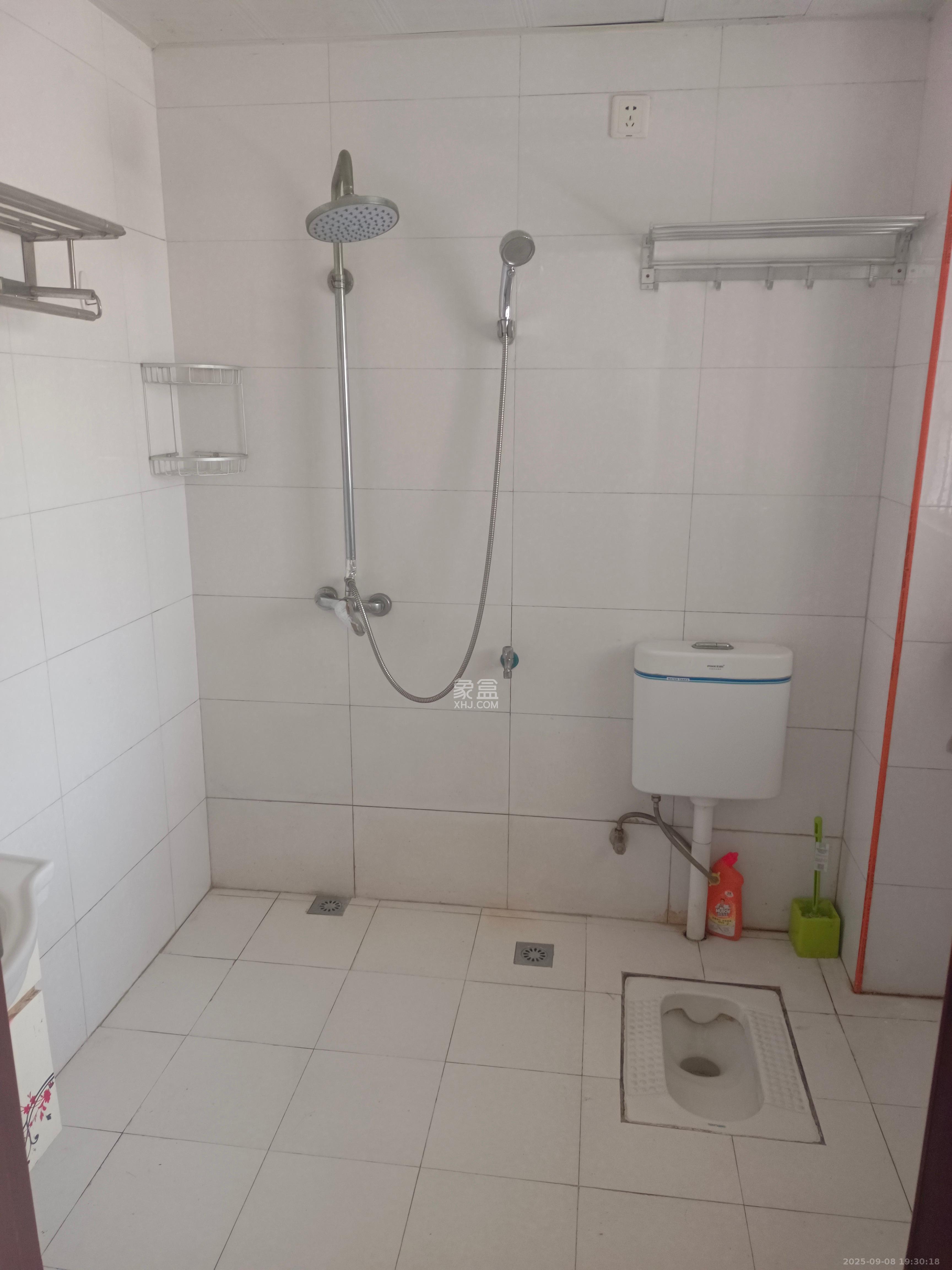 华润凤凰城一期  3室2厅2卫    1900.0元/月室内图