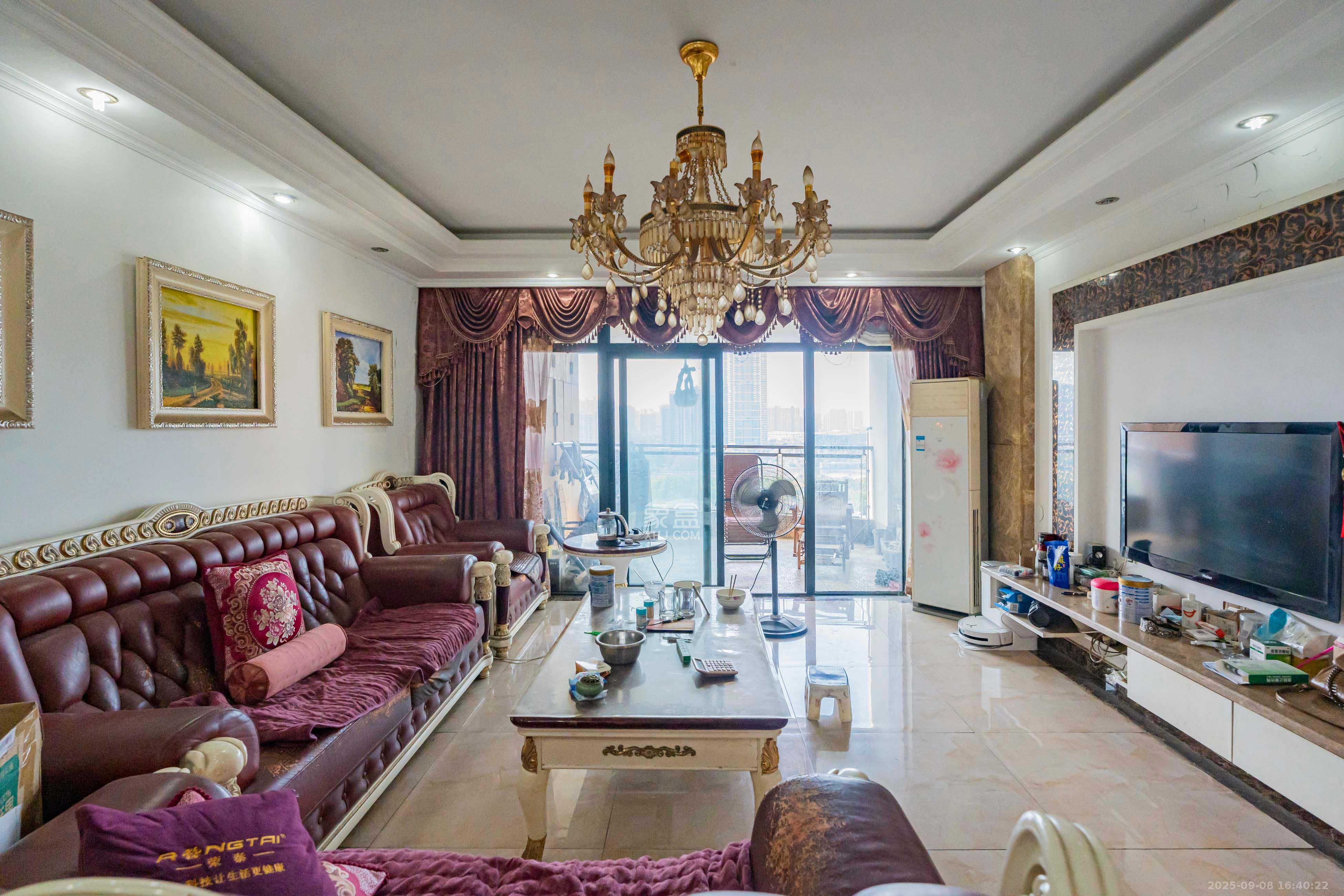 藏珑湖上国际花园 4室2厅2卫 218.0万 藏珑湖上国际花园 4室2厅2卫 218.0万客厅