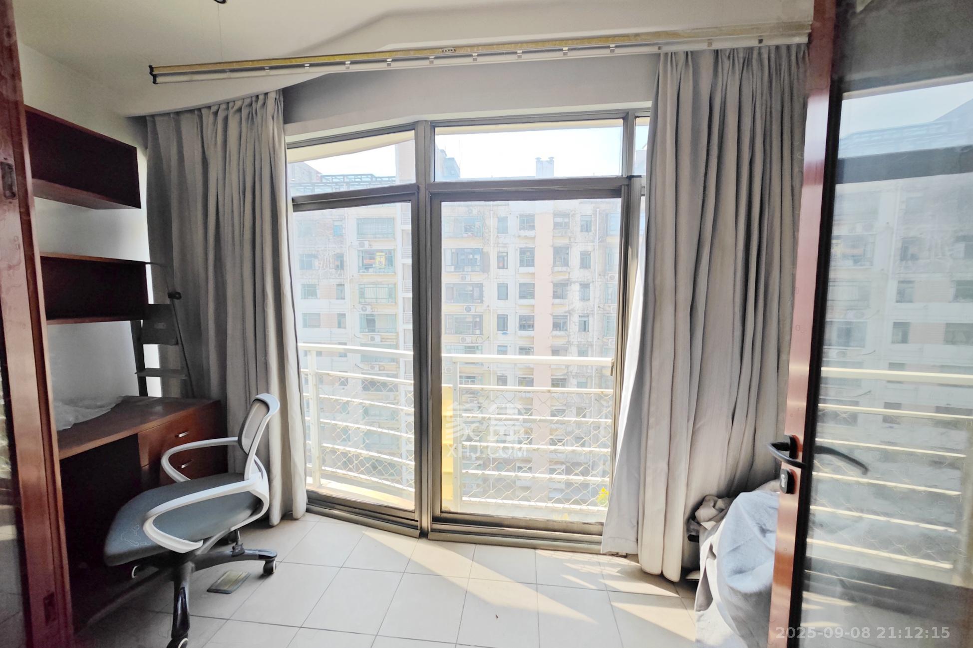 美林景园  6室2厅3卫    170.0万 美林景园  6室2厅3卫    170.0万阳台