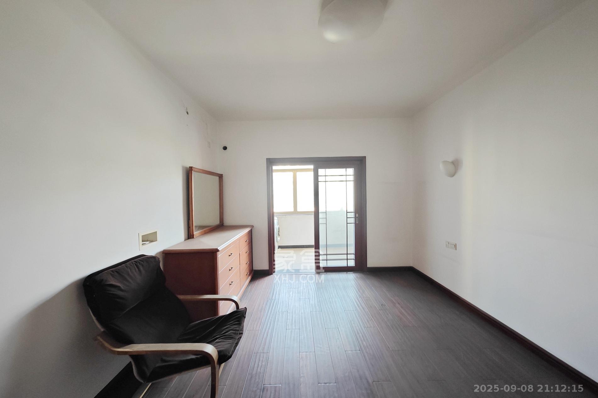 美林景园  6室2厅3卫    170.0万 美林景园  6室2厅3卫    170.0万卧室