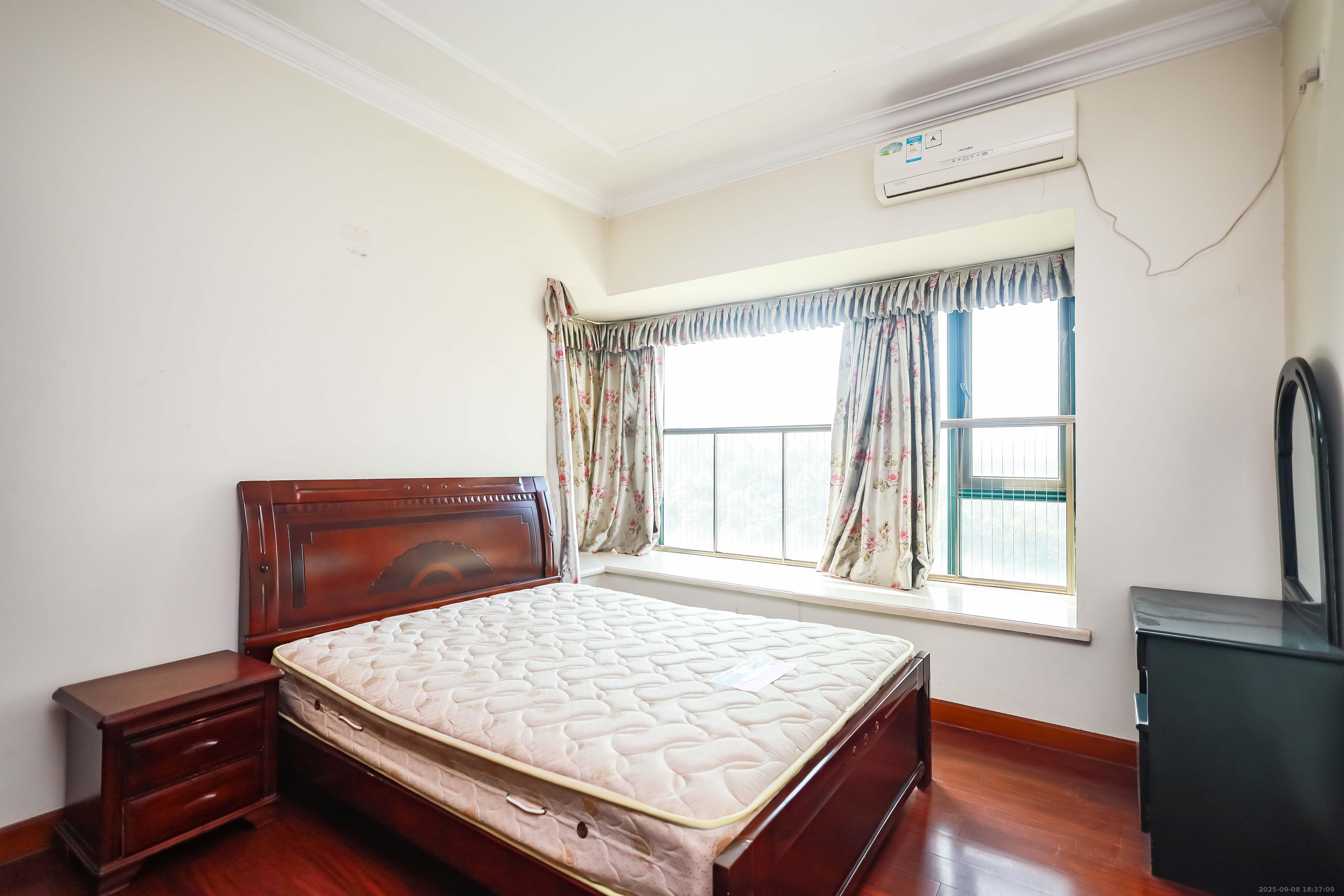 恒大华府 2室2厅1卫 120.0万 恒大华府 2室2厅1卫 120.0万卧室