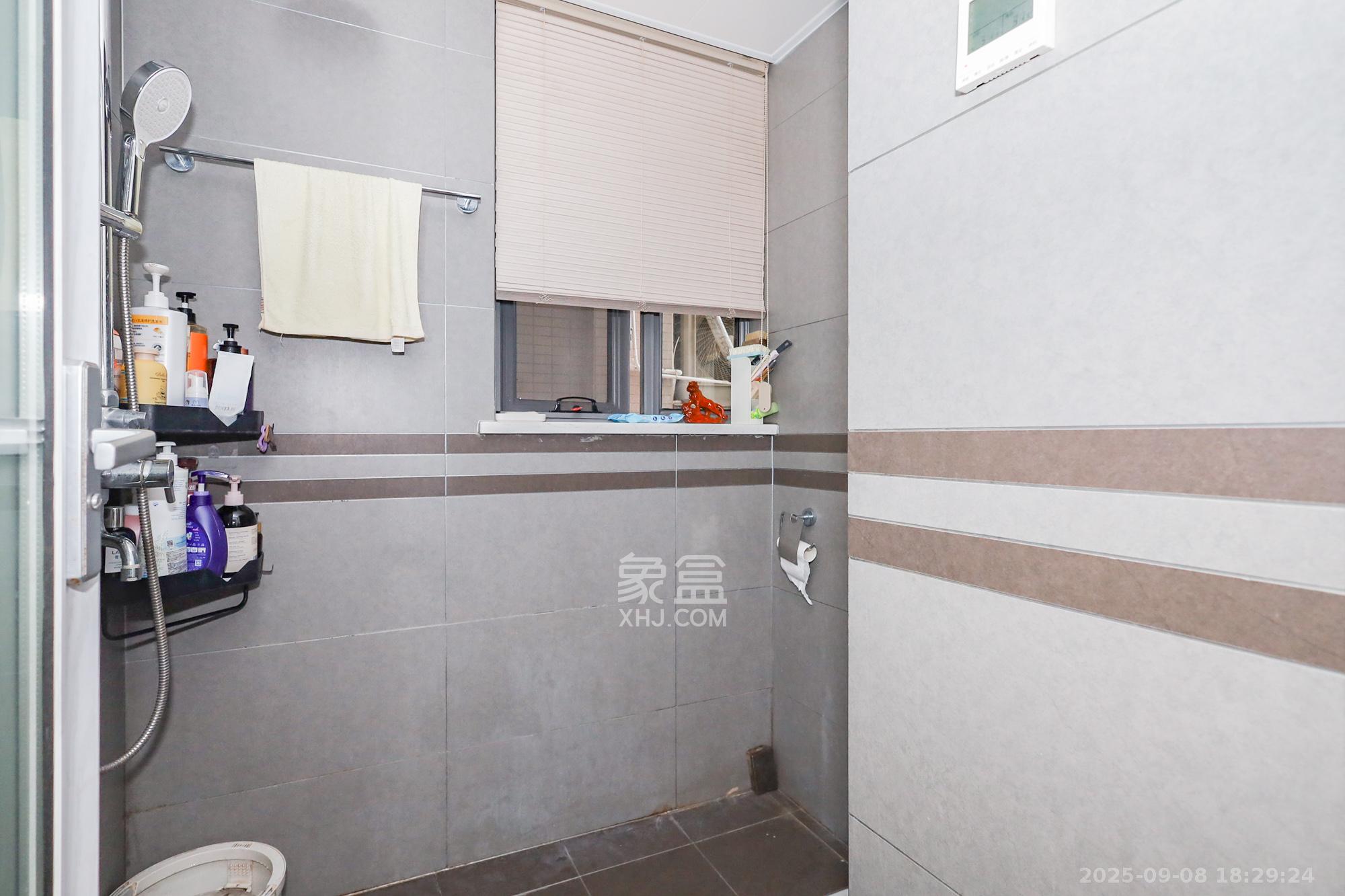 八方小区B区 3室2厅2卫 390.0万 八方小区B区 3室2厅2卫 390.0万卫生间