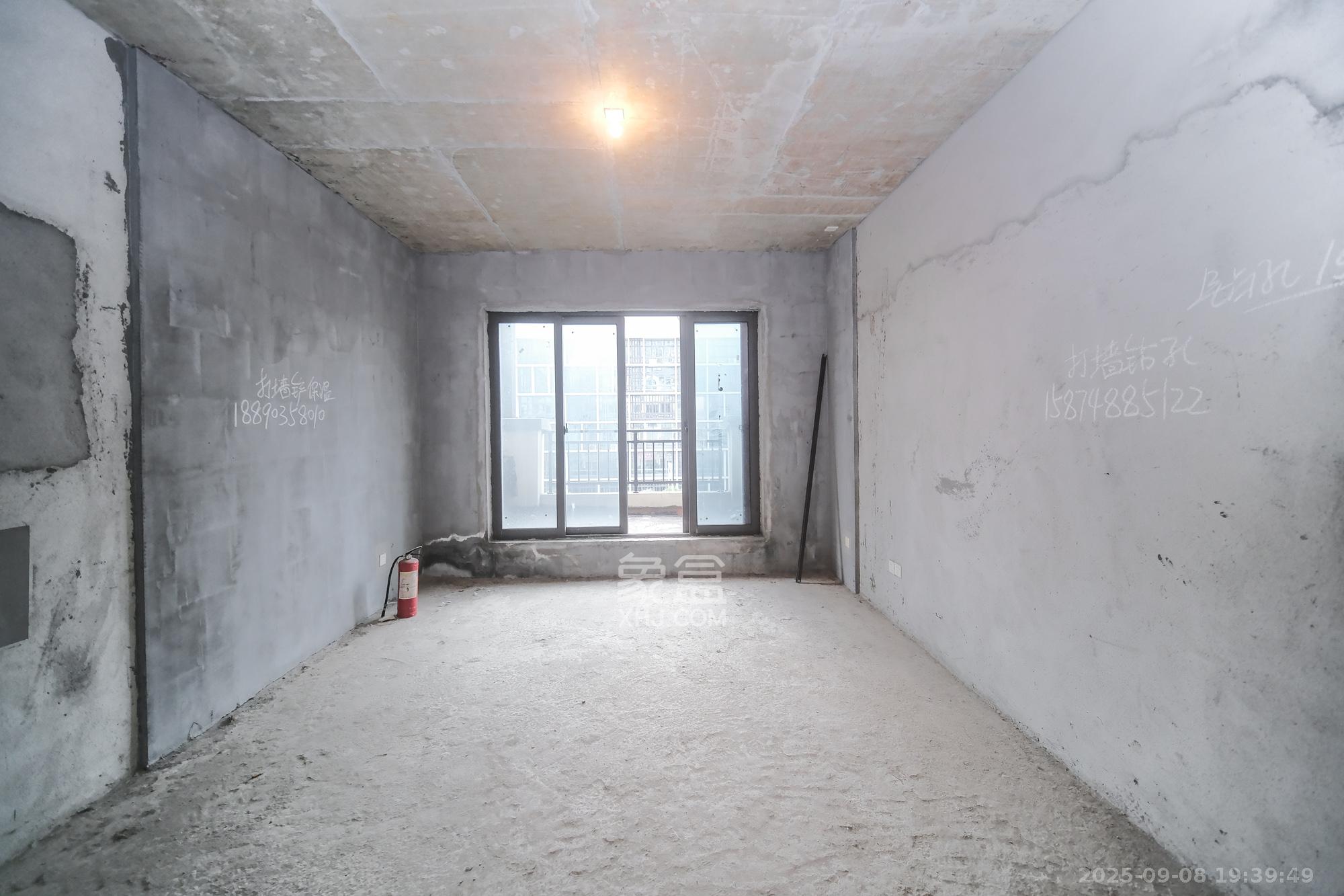 艾美潇湘 3室2厅1卫 98.0万 艾美潇湘 3室2厅1卫 98.0万客厅