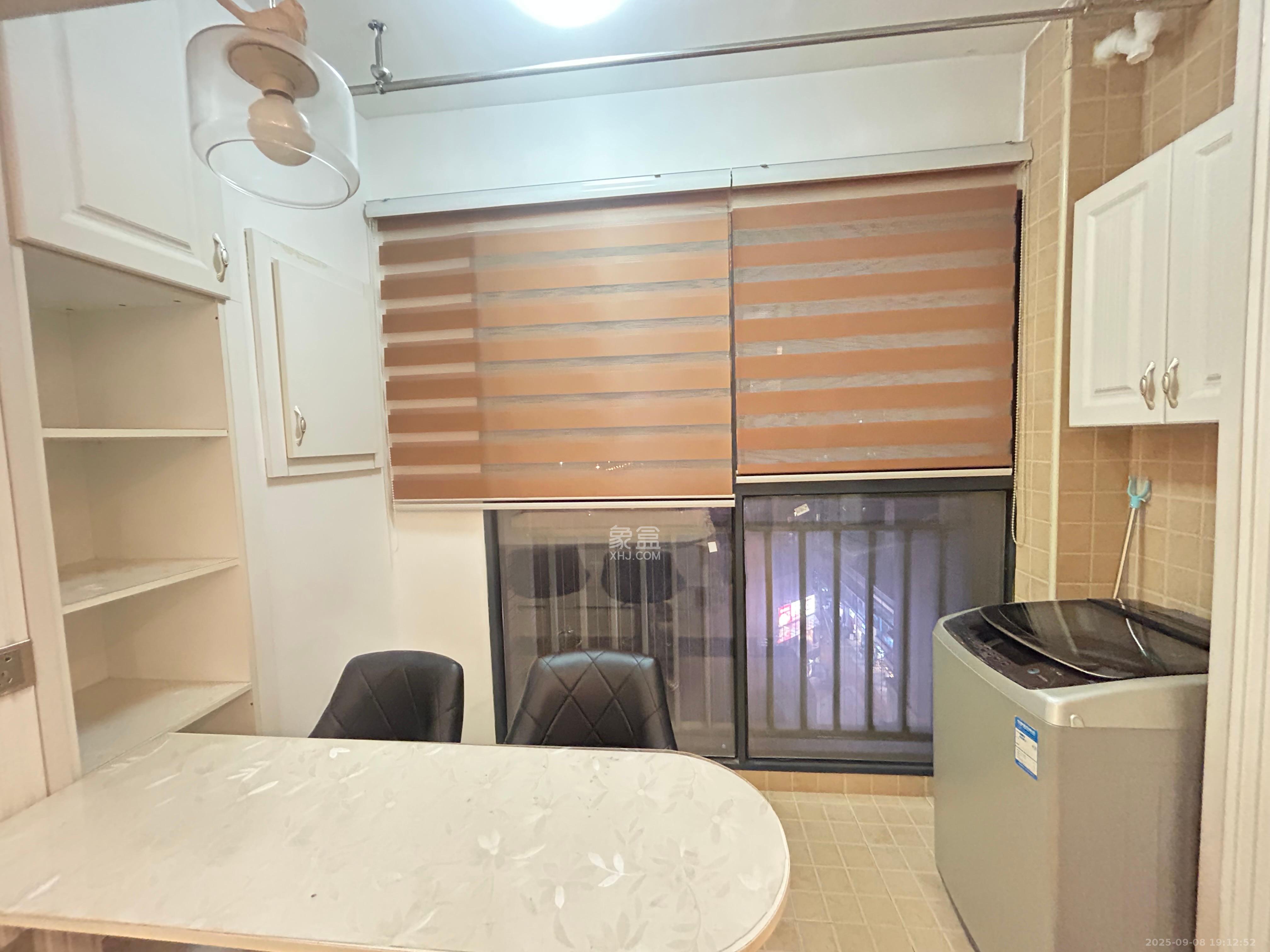 华润五彩城  1室1厅1卫    1300.0元/月 华润五彩城  1室1厅1卫    1300.0元/月室内图