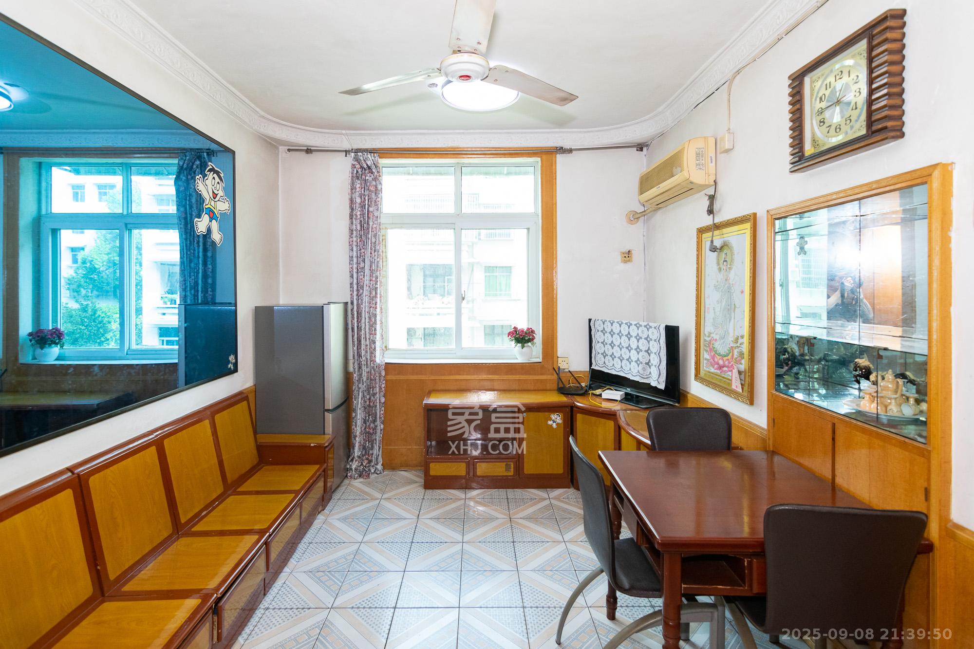 中南村（一二三村）  1室2厅1卫    22.0万客厅