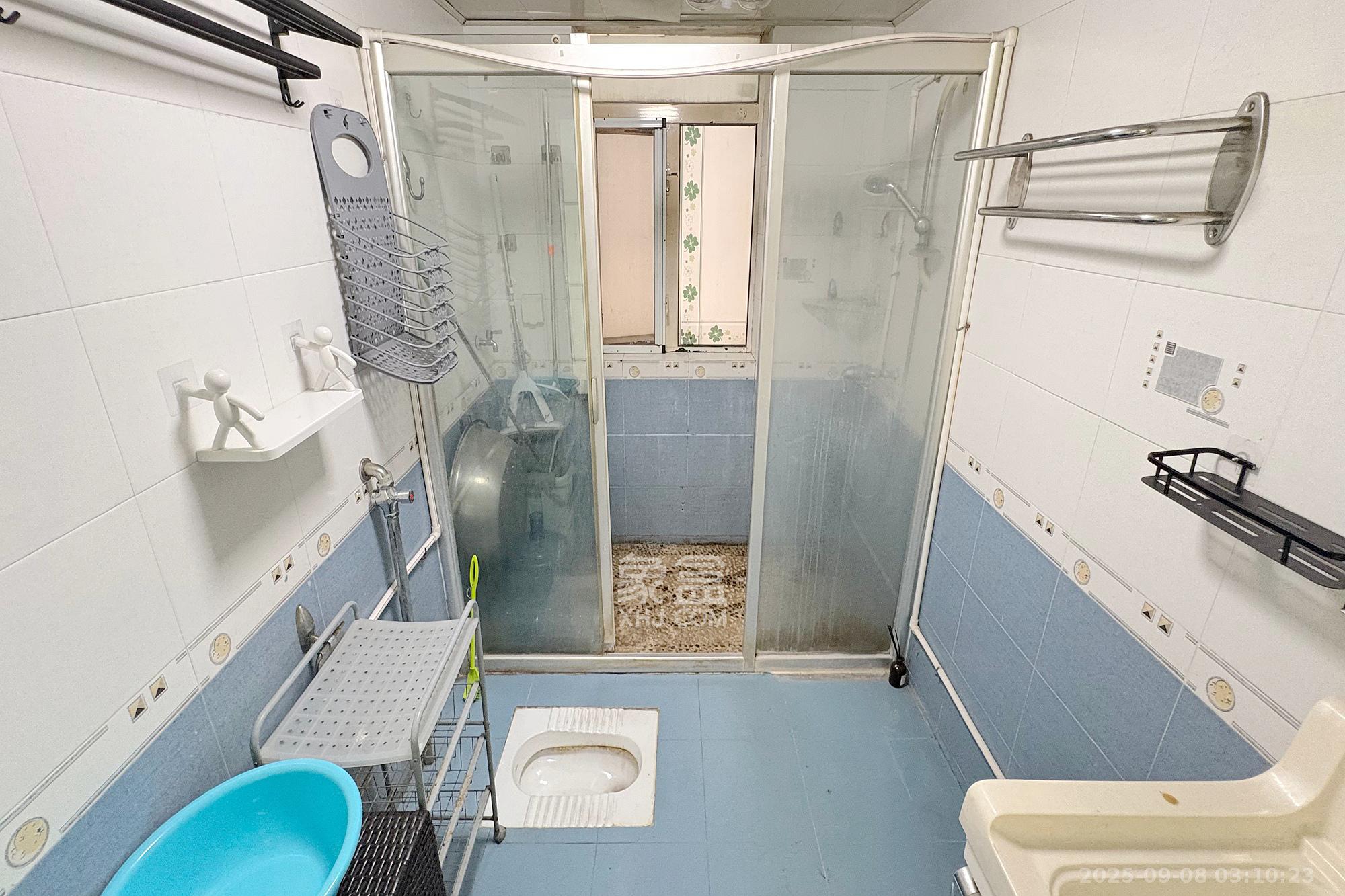 王府花园  4室2厅2卫    178.0万卫生间