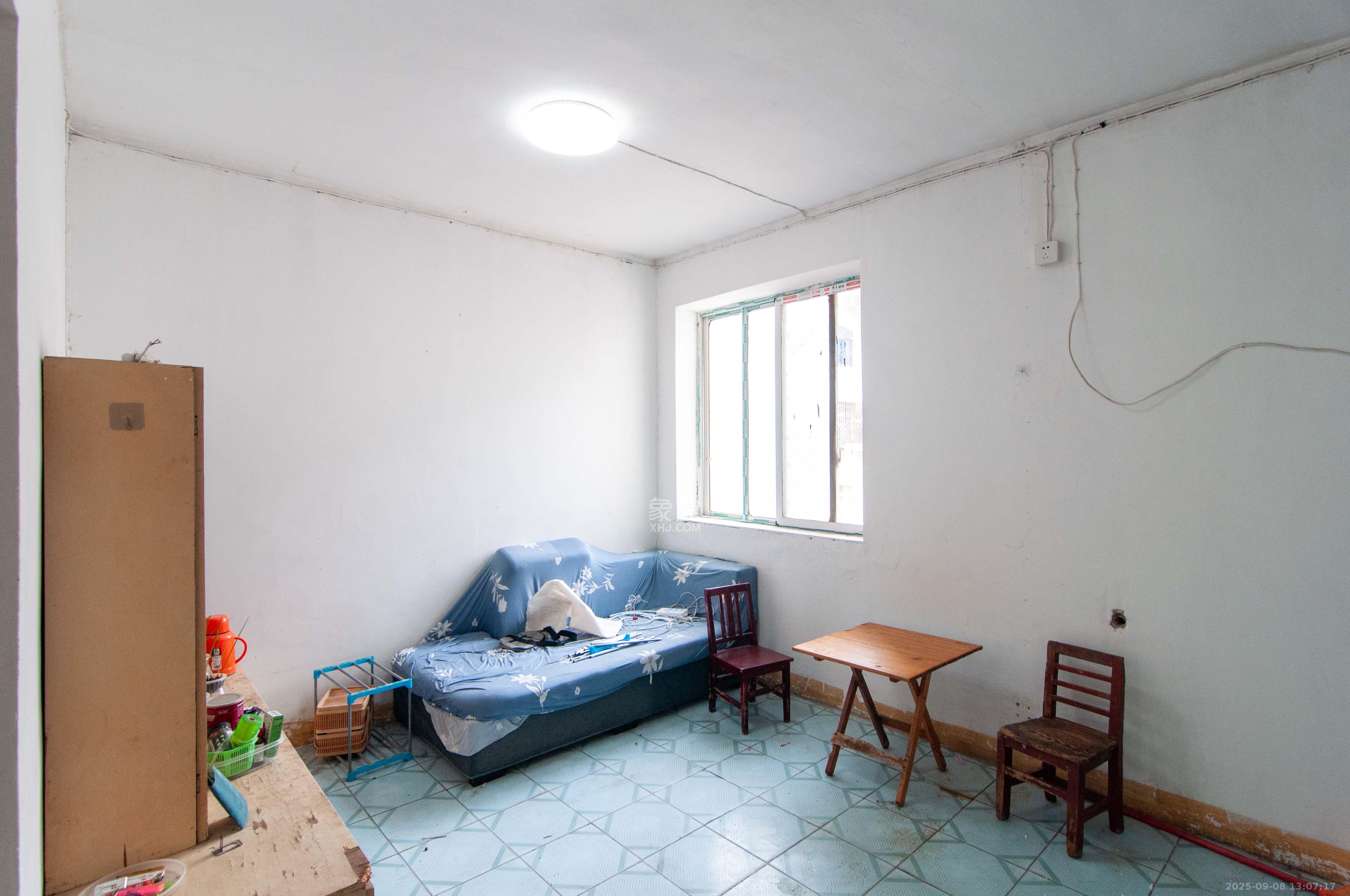 航天大院  2室2厅1卫    40.0万客厅