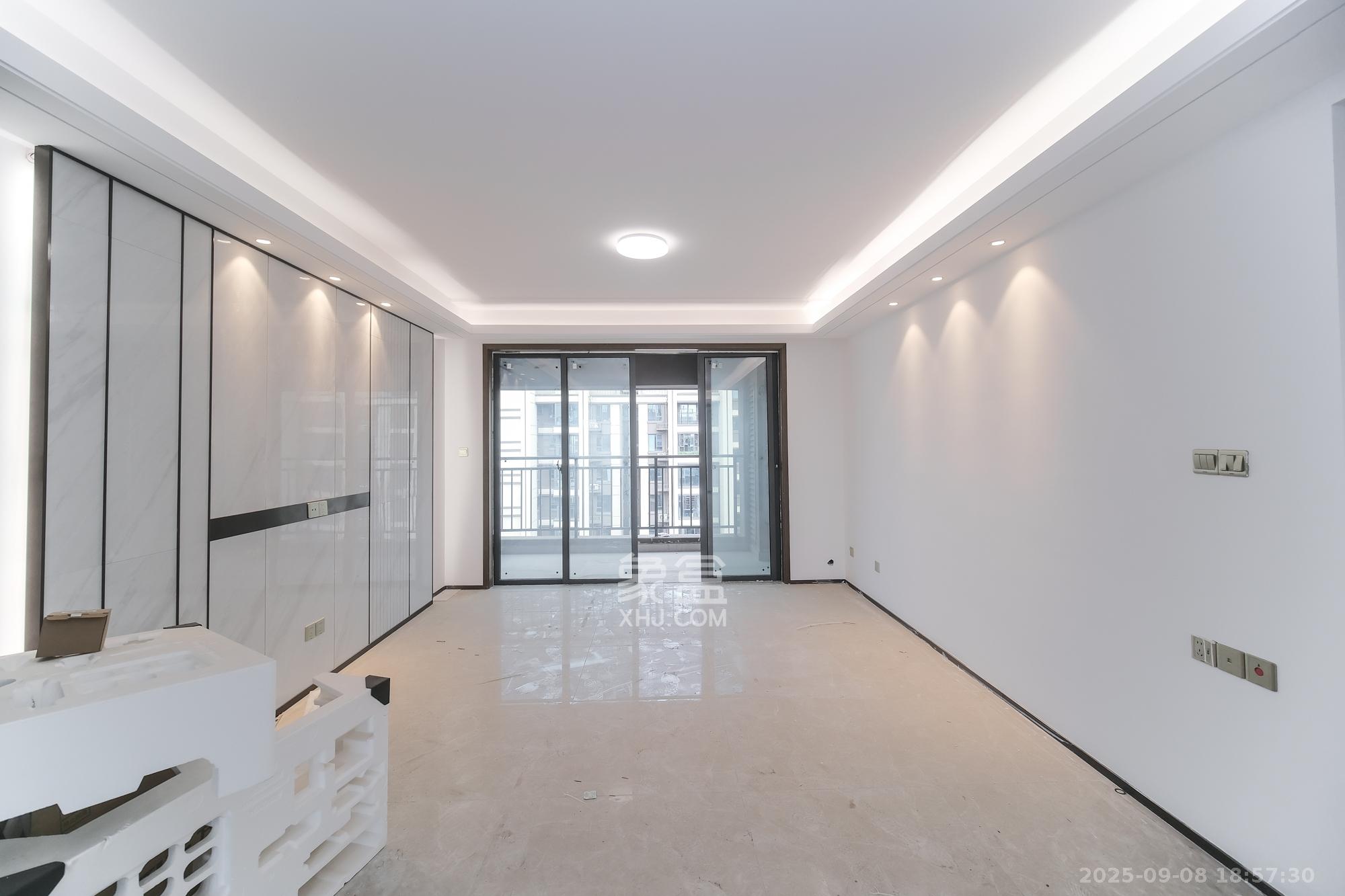 荣盛城  4室2厅2卫    95.0万客厅