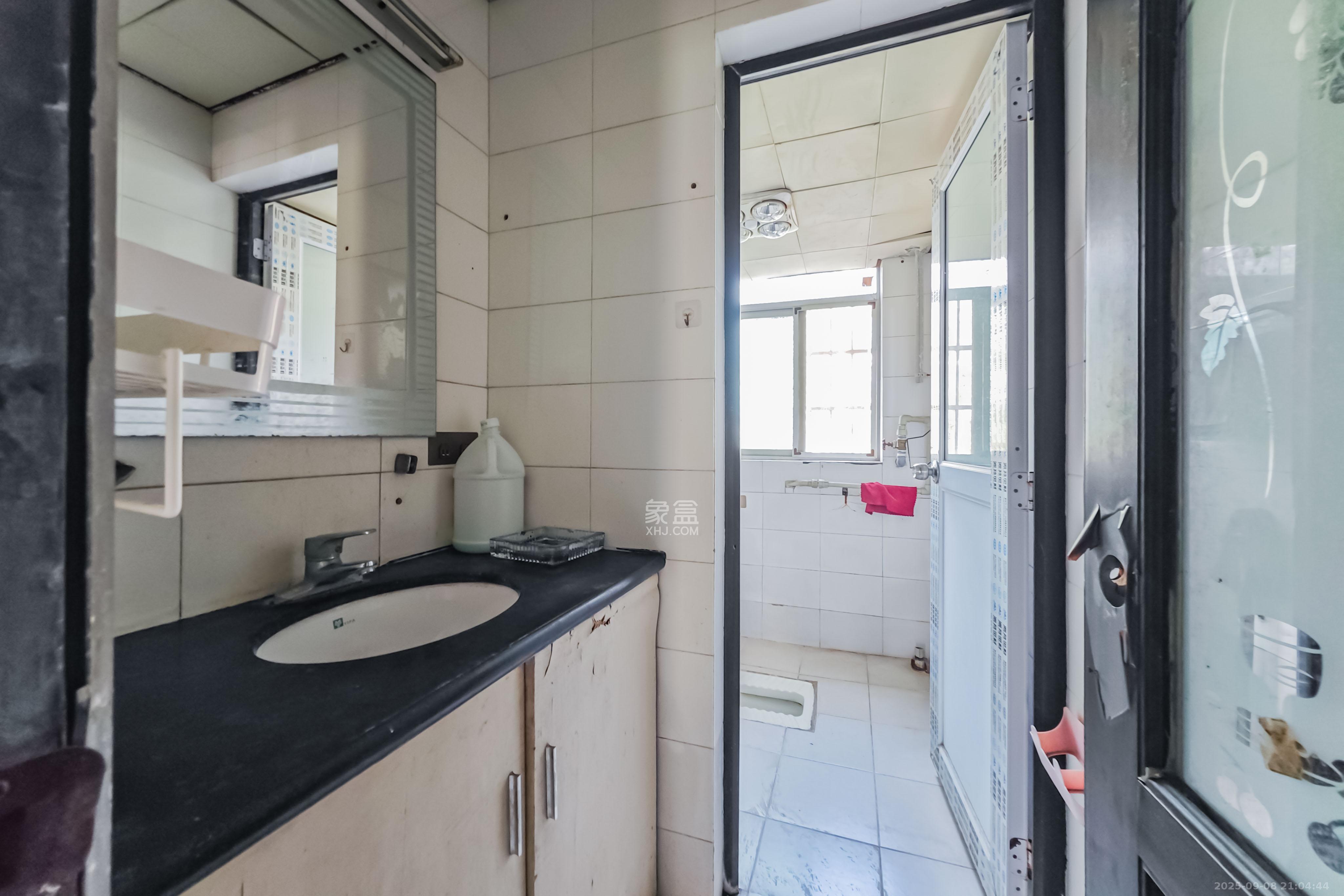 新星小区 3室2厅1卫 60.0万 新星小区 3室2厅1卫 60.0万卫生间