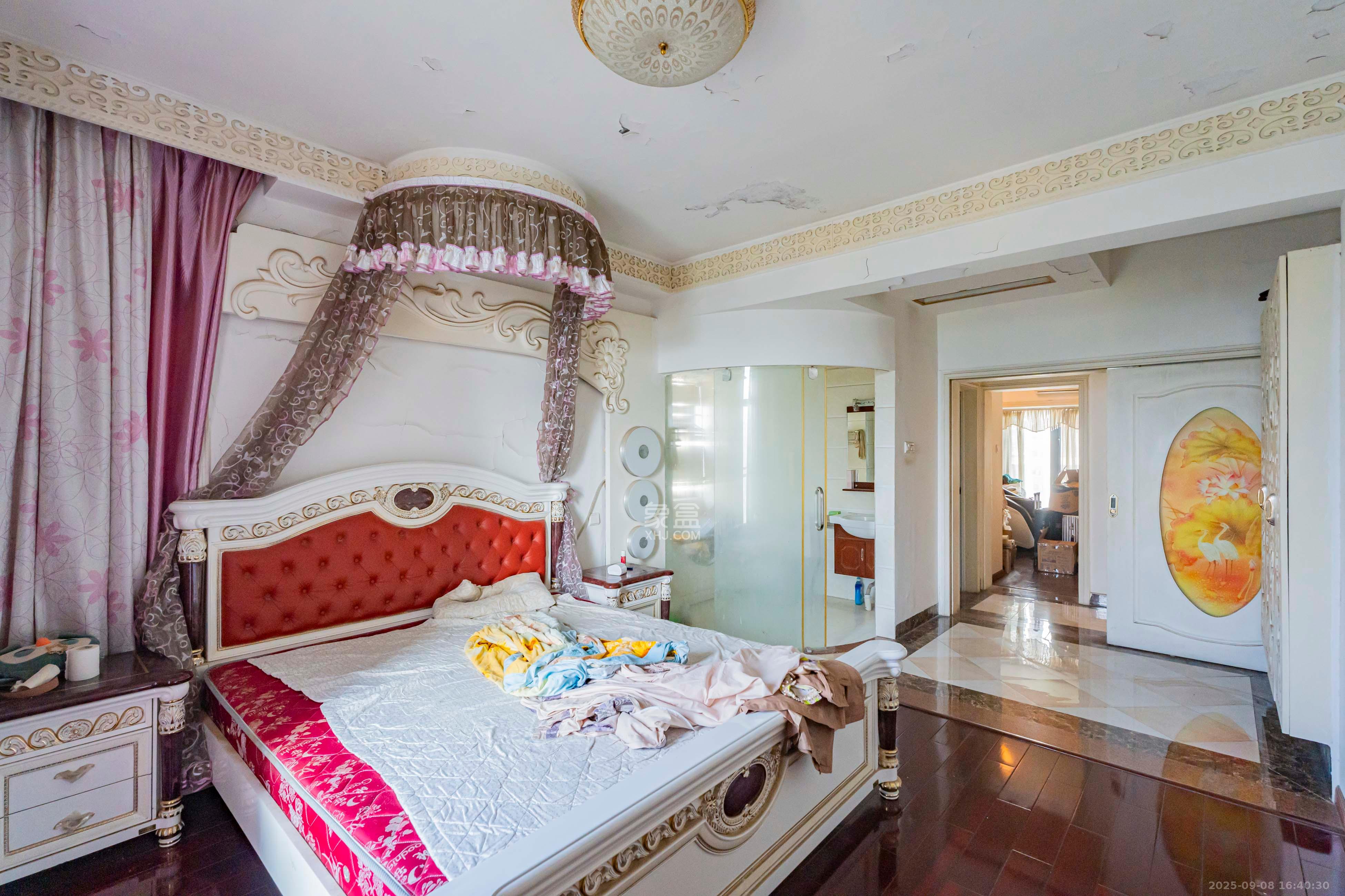 藏珑湖上国际花园 4室2厅2卫 218.0万 藏珑湖上国际花园 4室2厅2卫 218.0万卧室