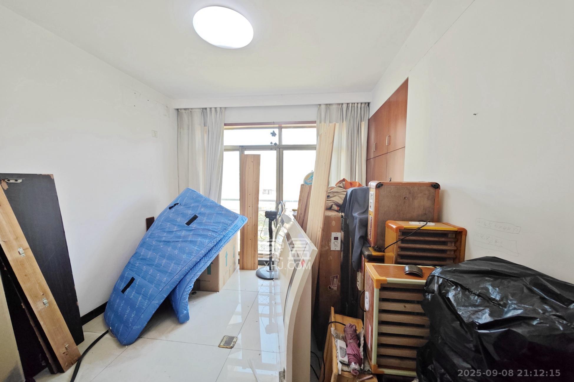 美林景园  6室2厅3卫    170.0万卧室