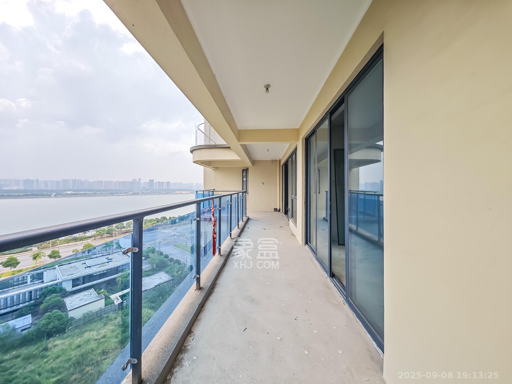 地铁中建江山玖樾  4室2厅2卫    325.0万阳台