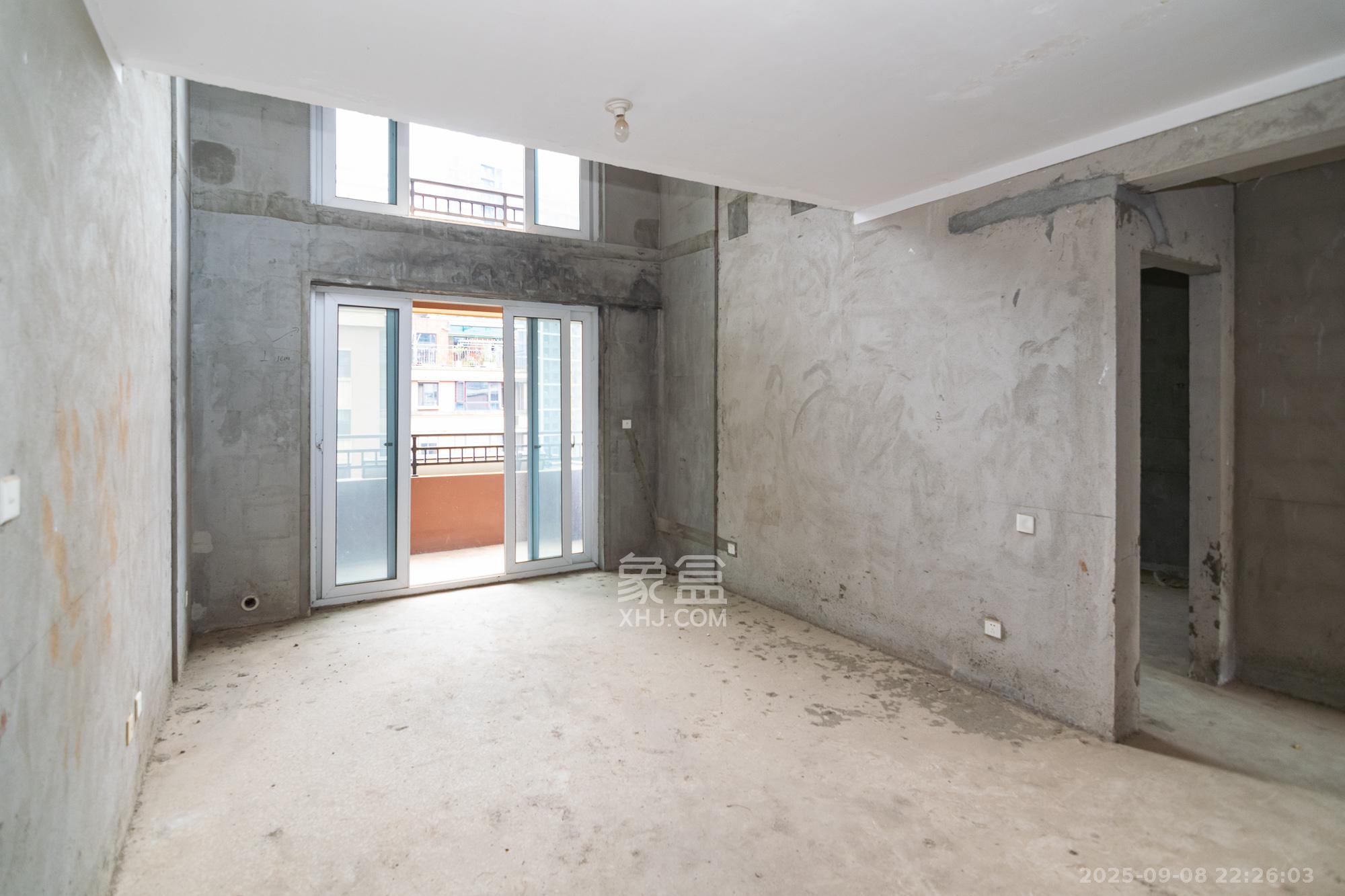 新城国际花都  4室2厅2卫    120.0万客厅