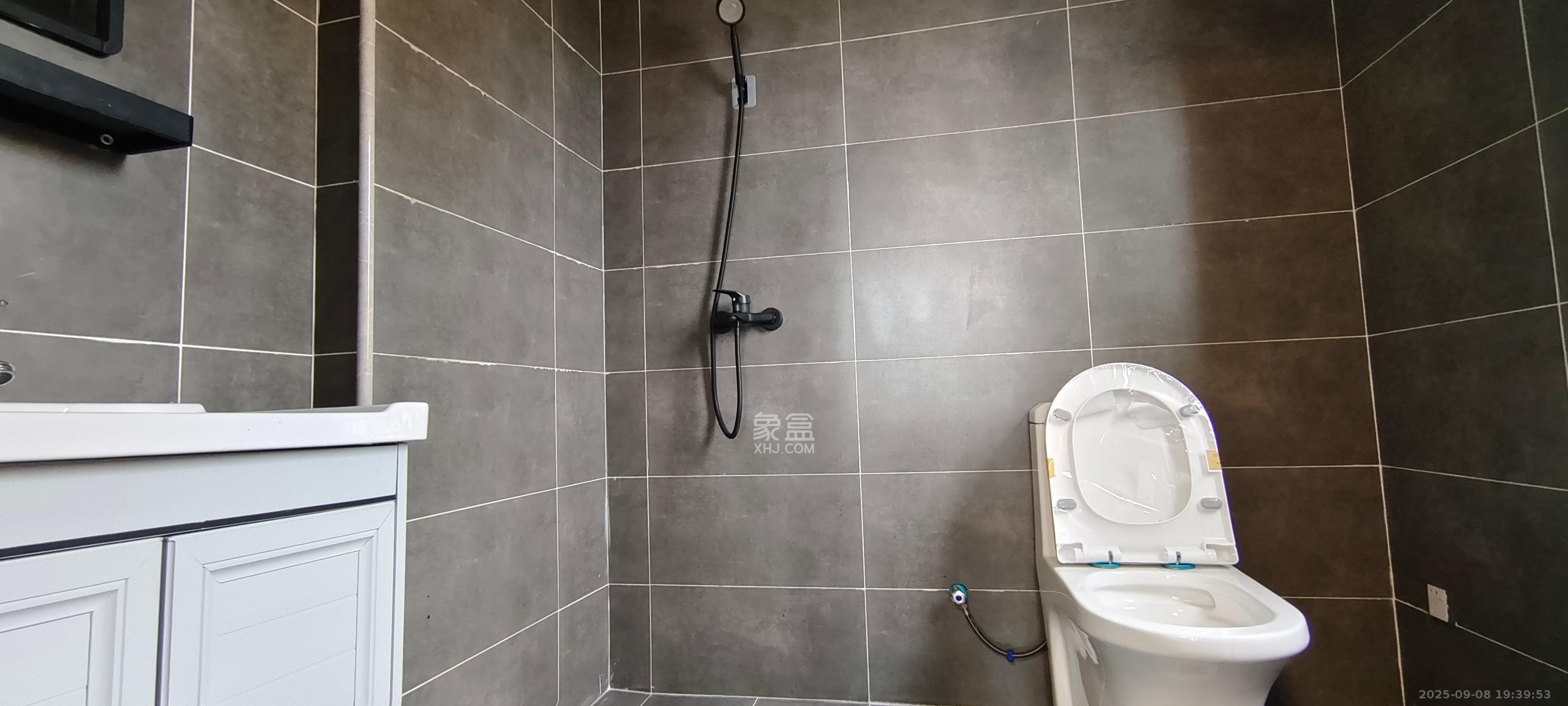 保利大都汇一期、二期  3室2厅2卫    3000.0元/月室内图