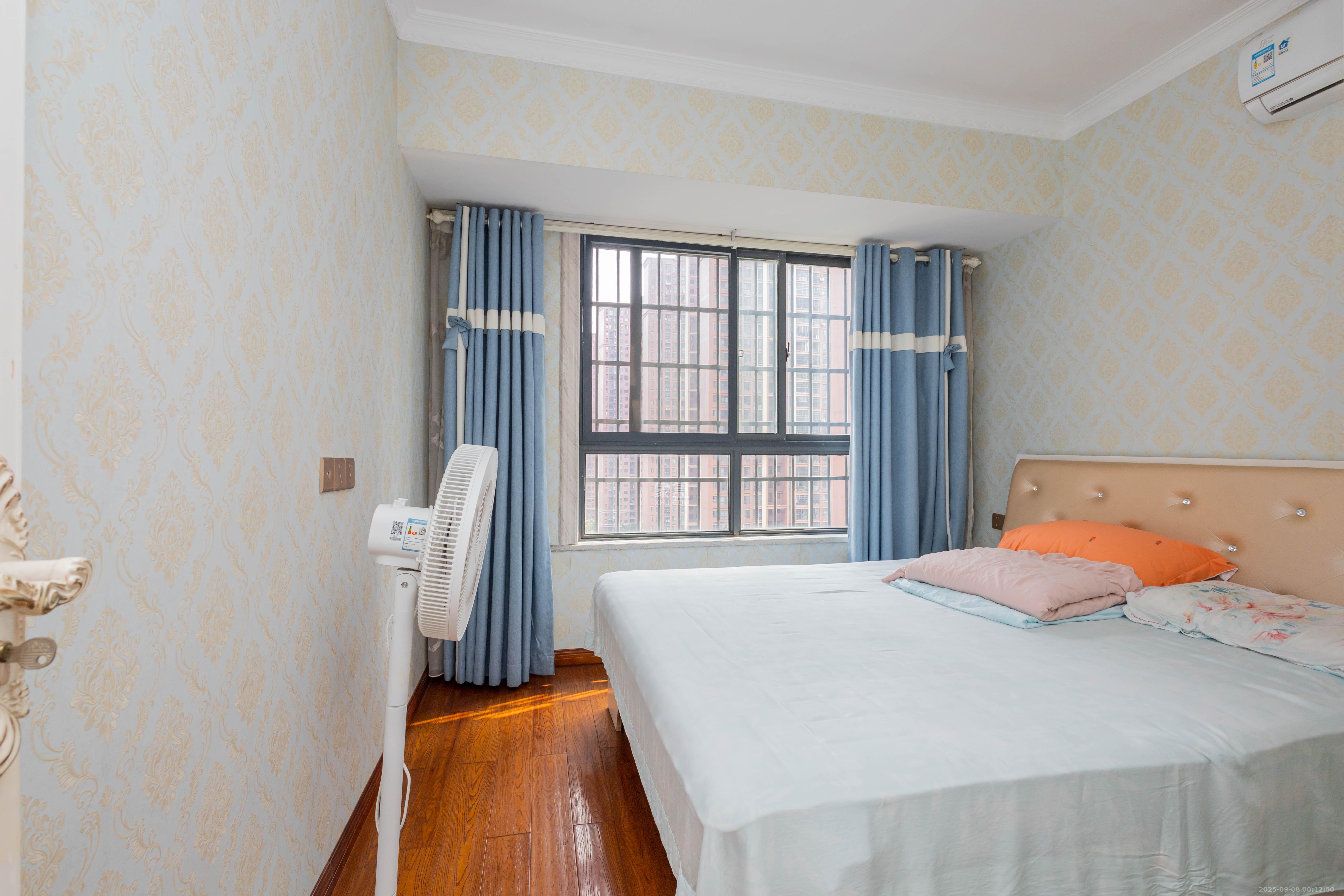 海德公园  3室2厅2卫    92.0万卧室