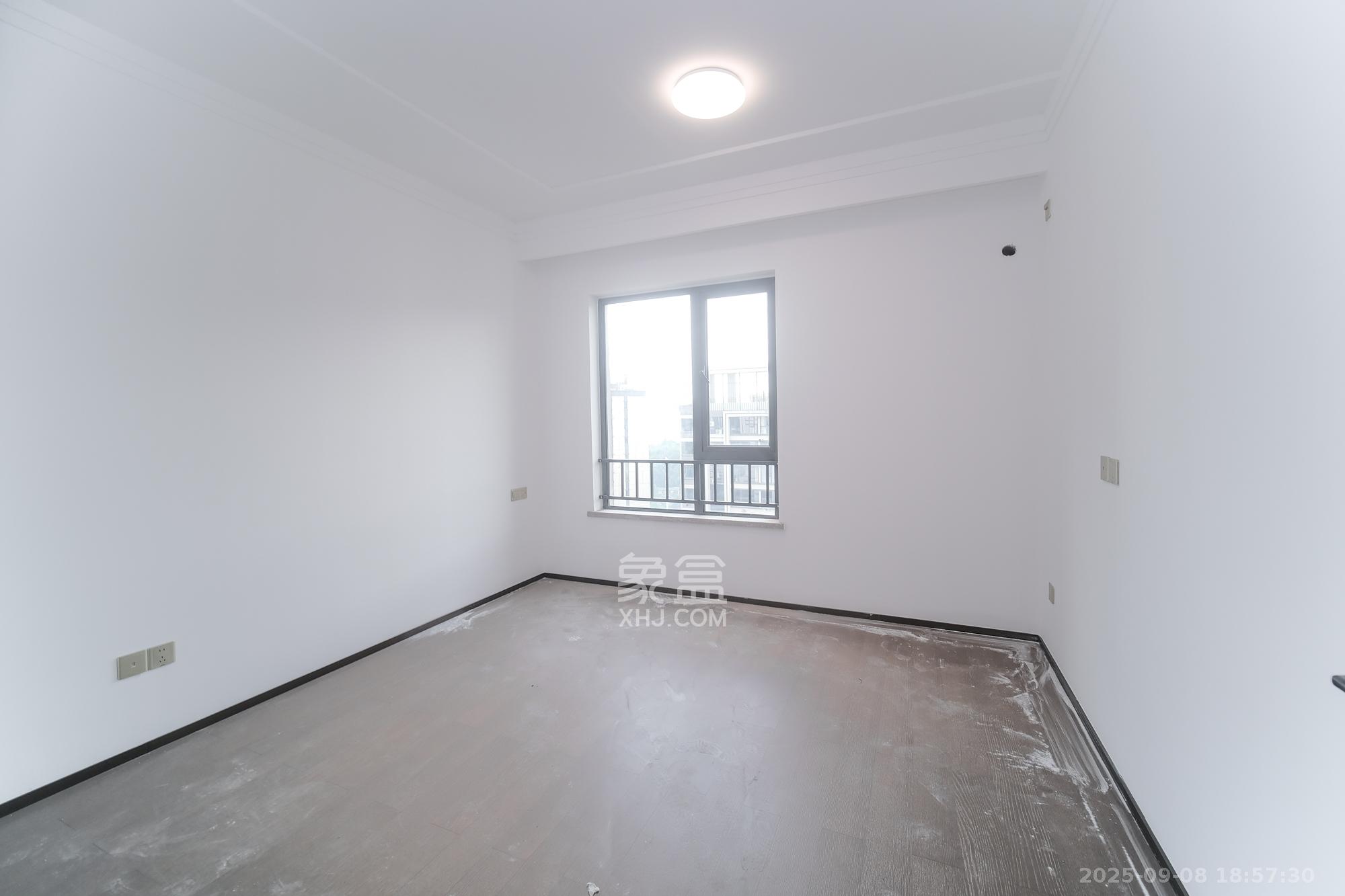 荣盛城  4室2厅2卫    95.0万卧室