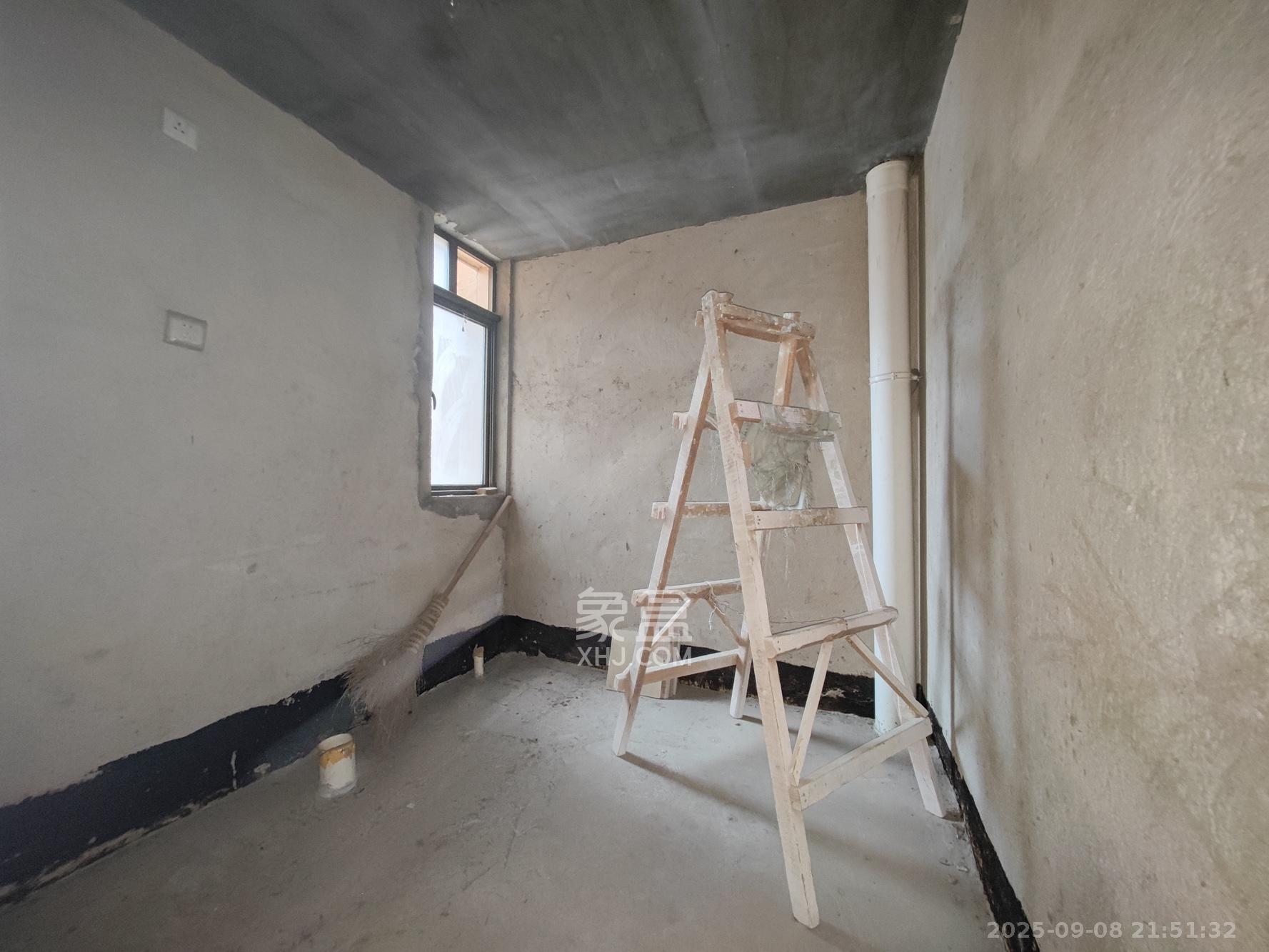 中天瑞景  4室2厅2卫    165.0万卫生间