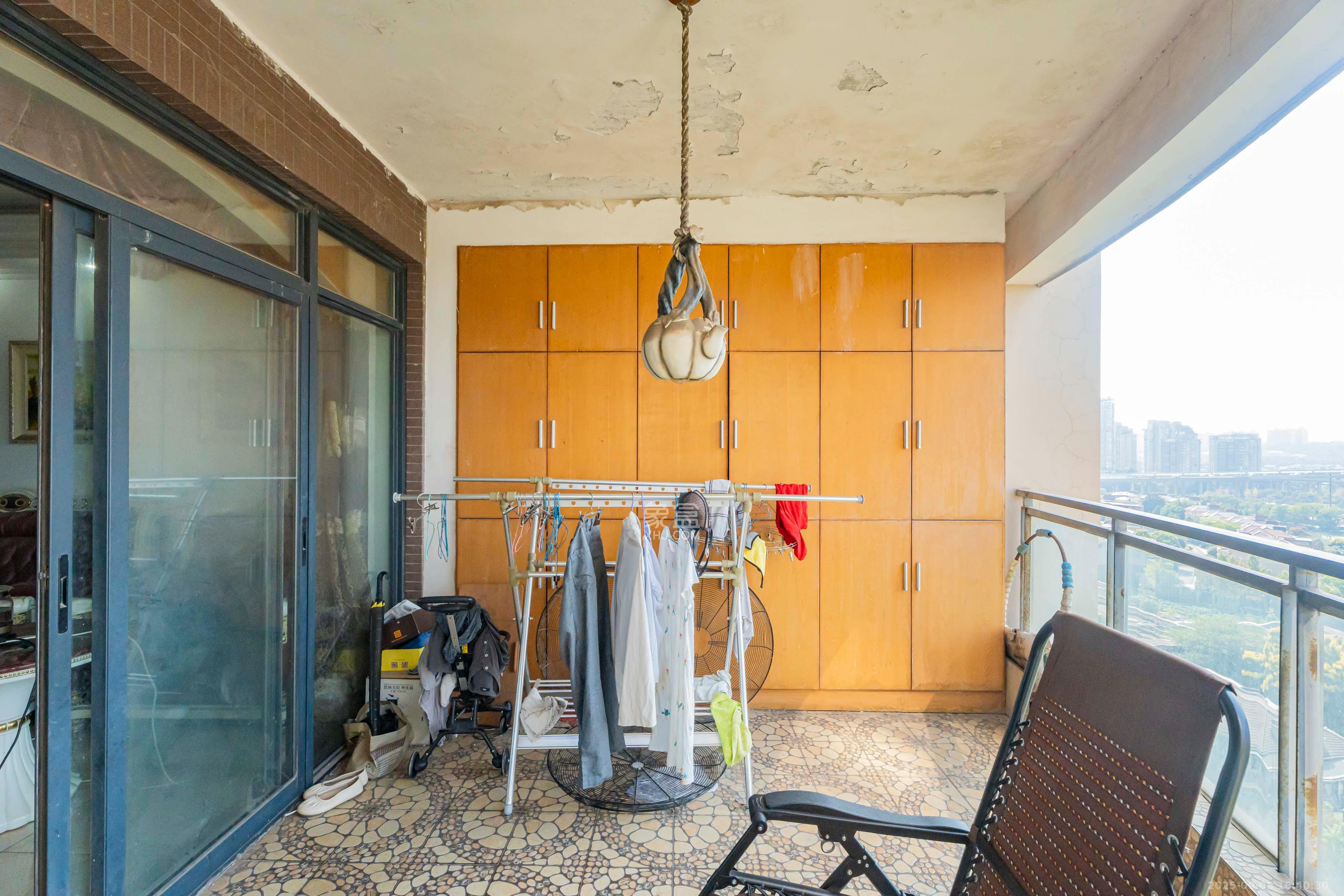 藏珑湖上国际花园 4室2厅2卫 218.0万 藏珑湖上国际花园 4室2厅2卫 218.0万阳台