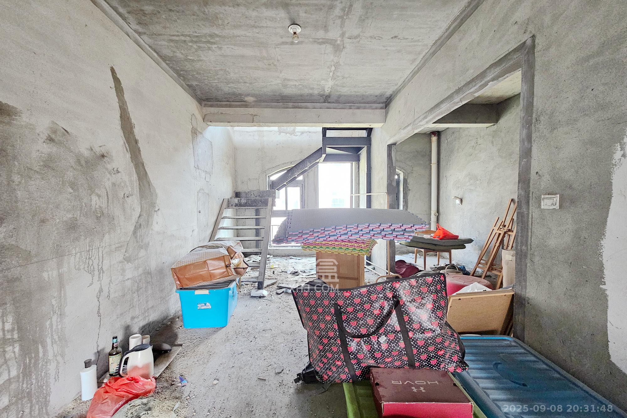 明昇壹城（明昇时代广场）一期  6室2厅4卫    388.0万客厅