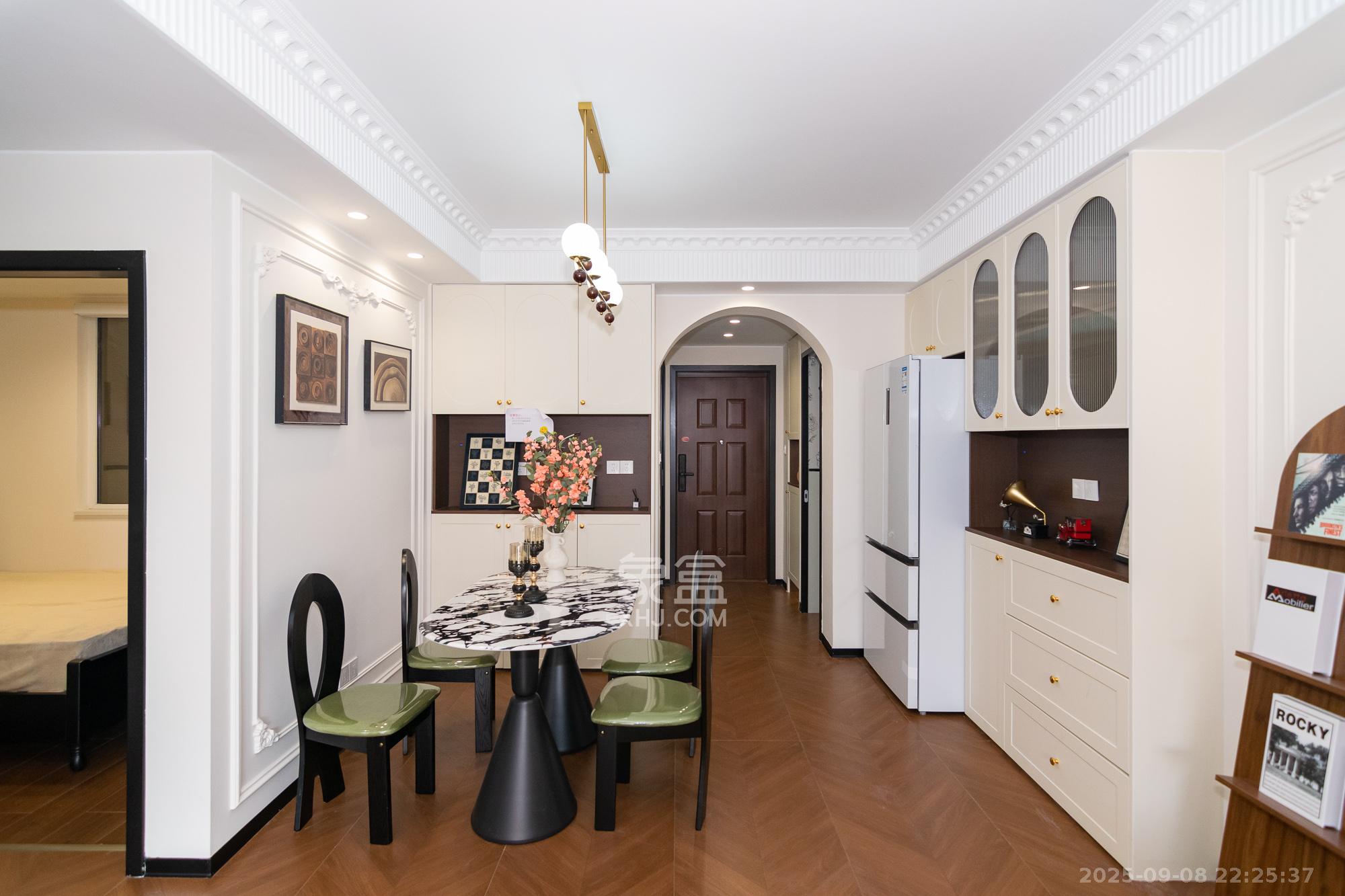 新城国际花都  3室2厅2卫    78.8万客厅