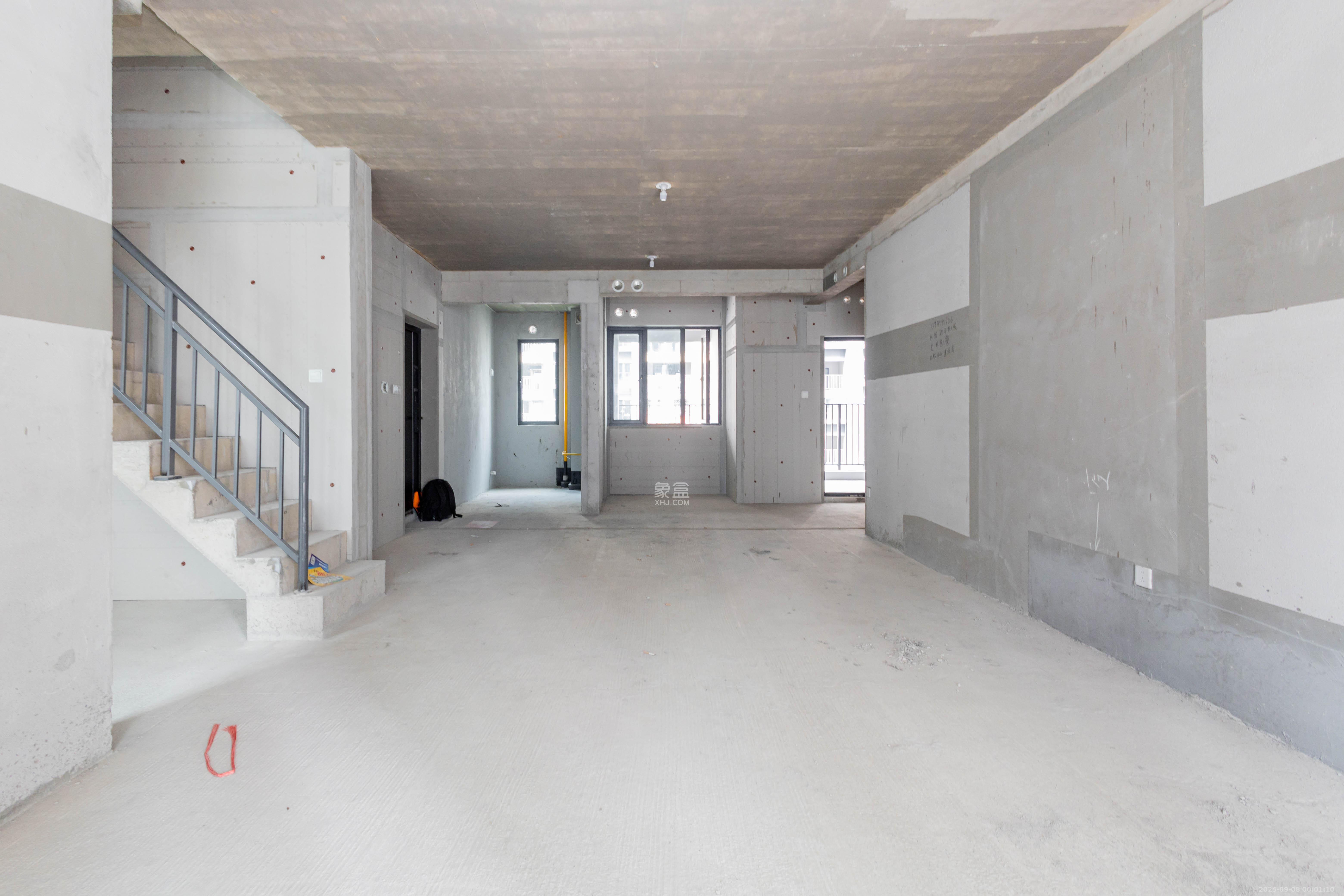 中建桃李九章  4室2厅3卫    186.0万 中建桃李九章  4室2厅3卫    186.0万客厅