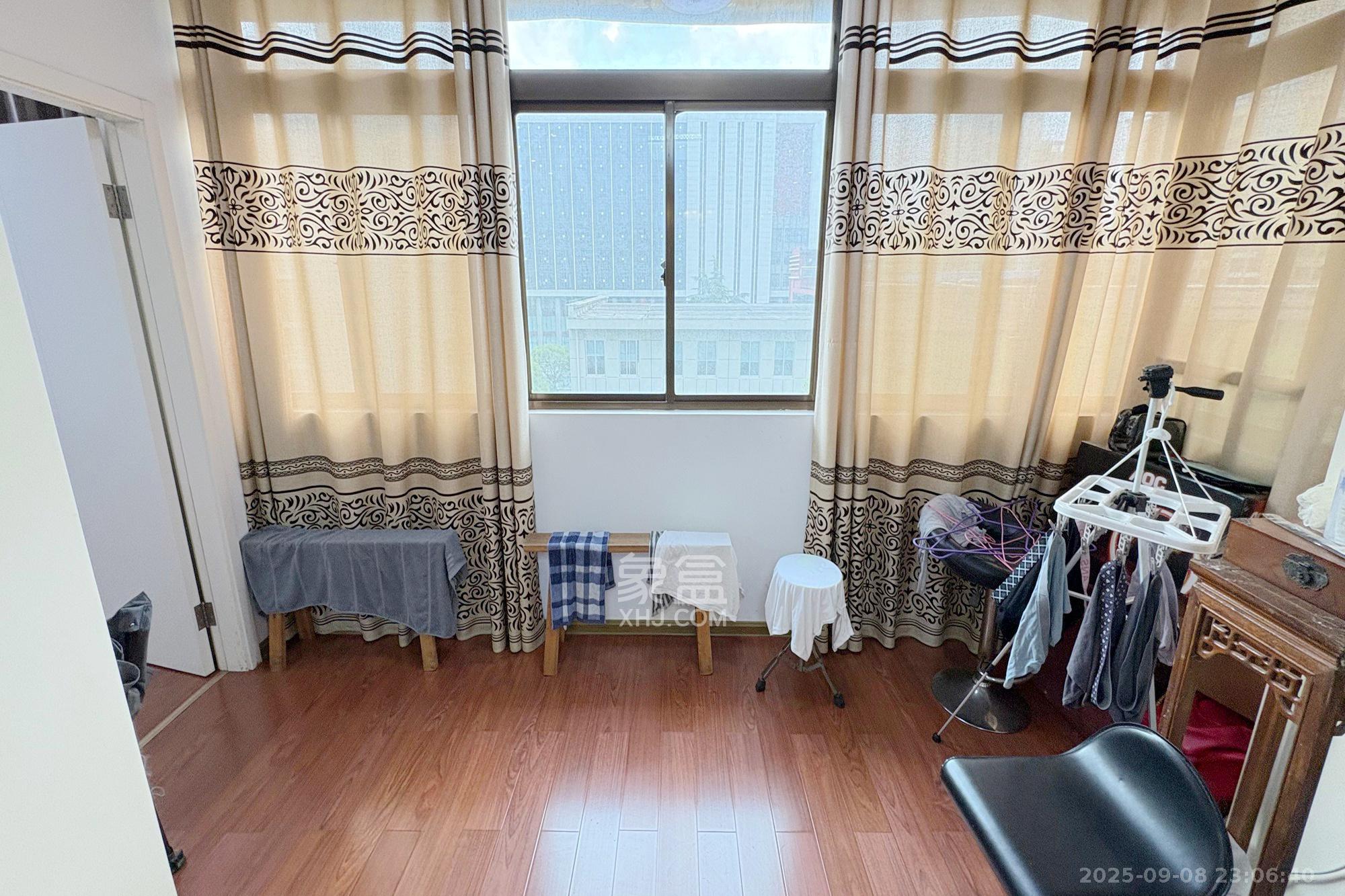 湖南省粮油食品进出口公司宿舍  3室2厅2卫    135.0万 湖南省粮油食品进出口公司宿舍  3室2厅2卫    135.0万阳台