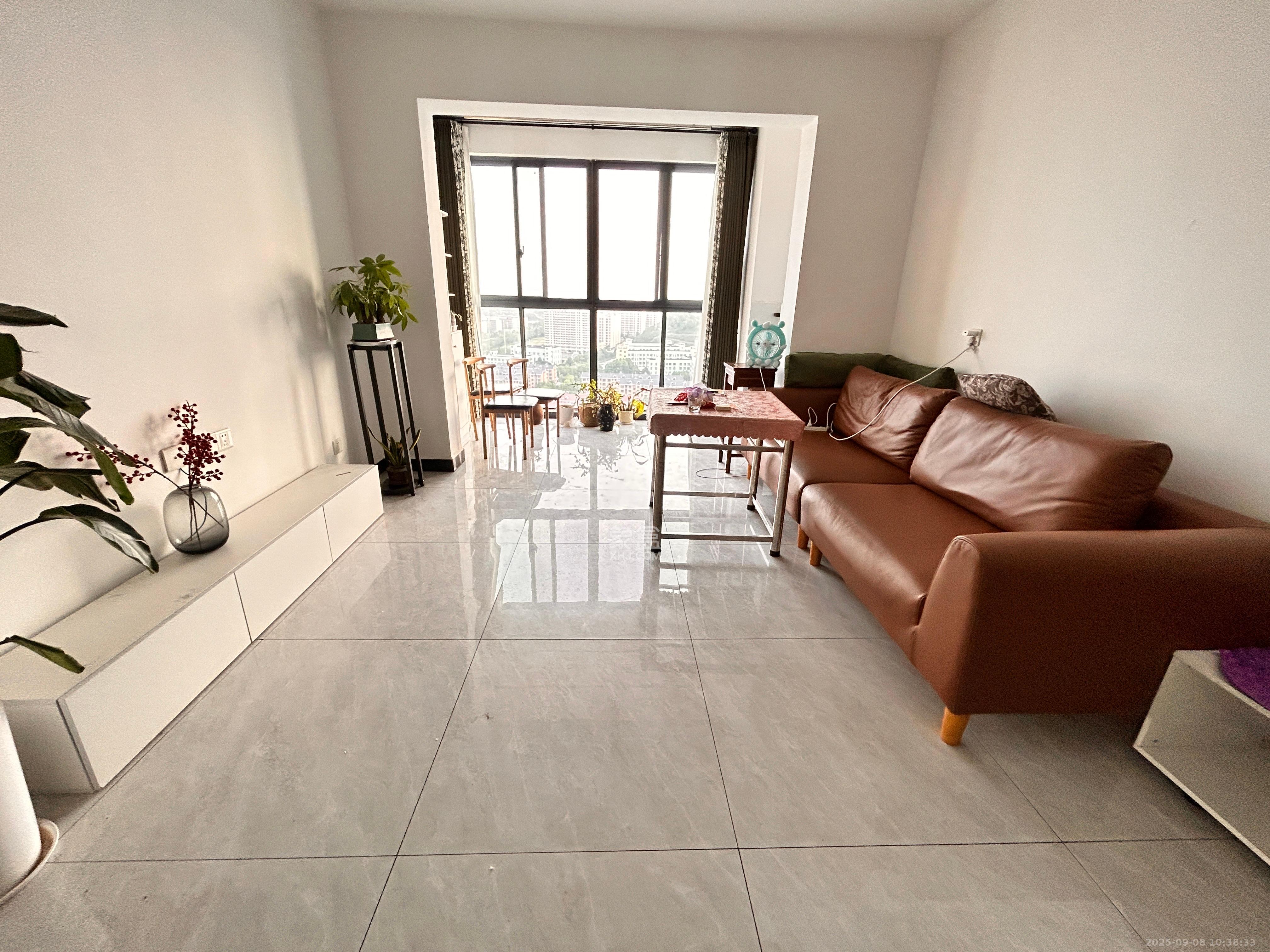 南庭城果 3室2厅1卫 2200.0元/月 南庭城果 3室2厅1卫 2200.0元/月室内图