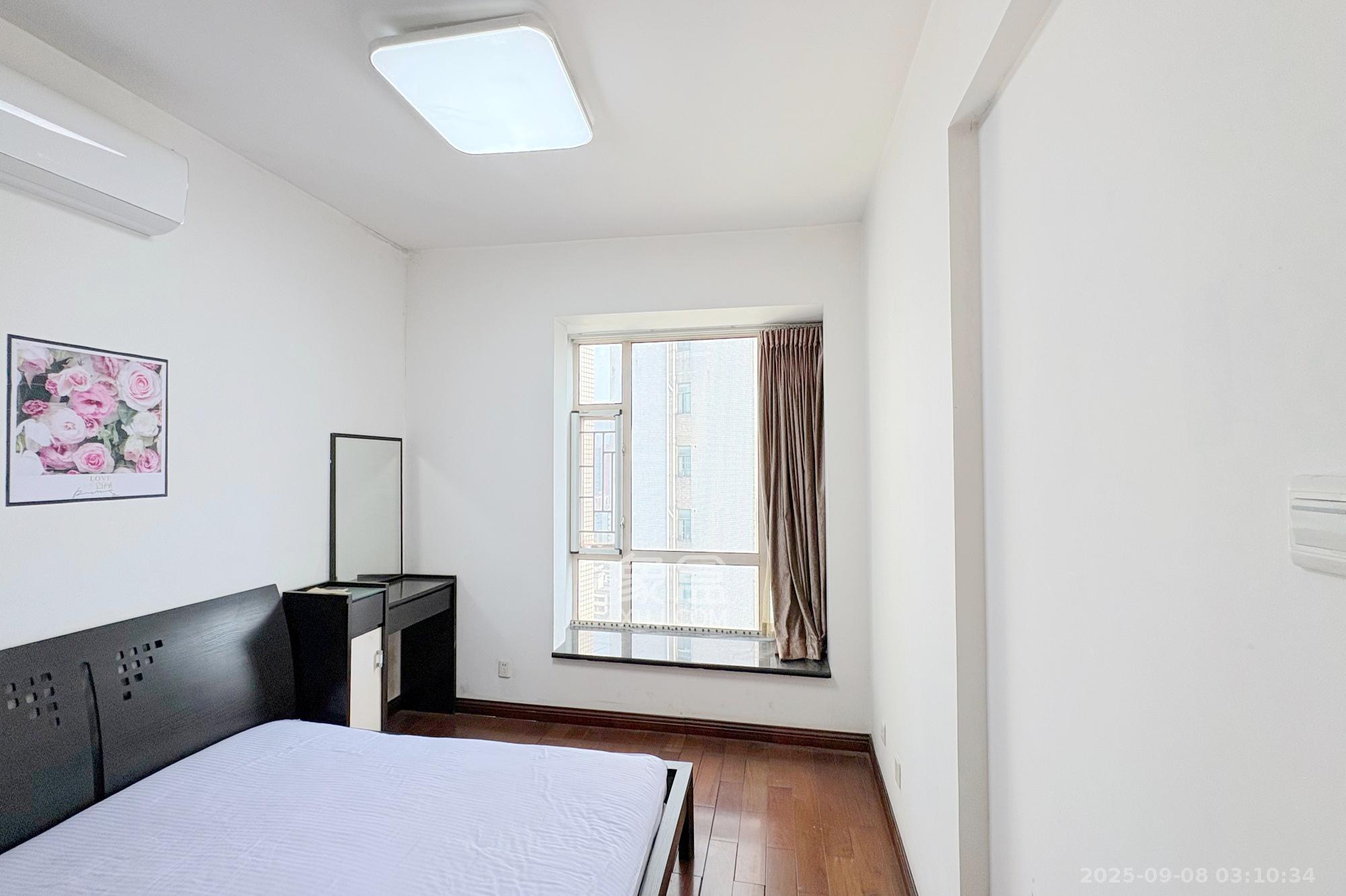 王府花园  4室2厅2卫    178.0万卧室