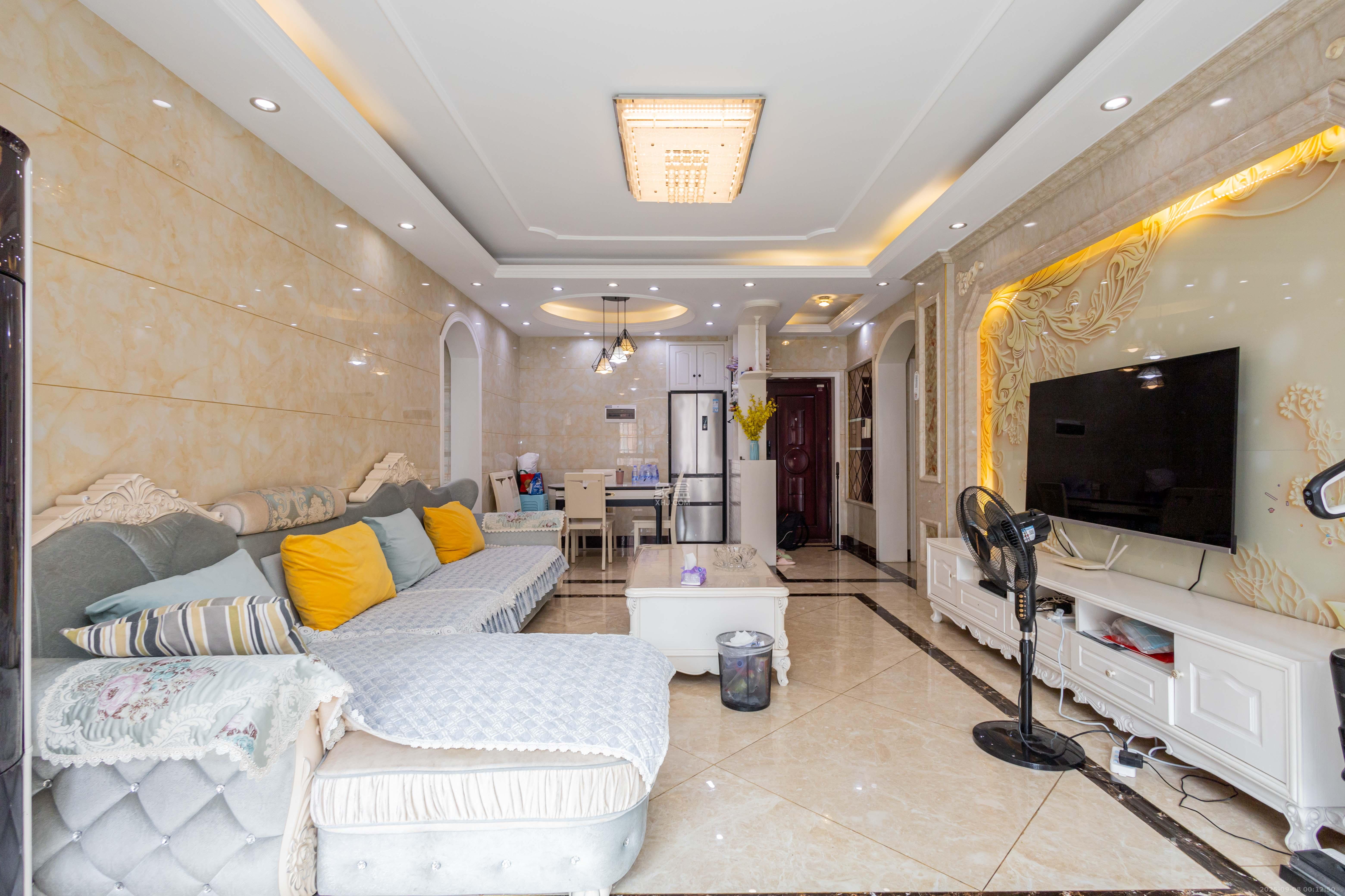 海德公园  3室2厅2卫    92.0万客厅