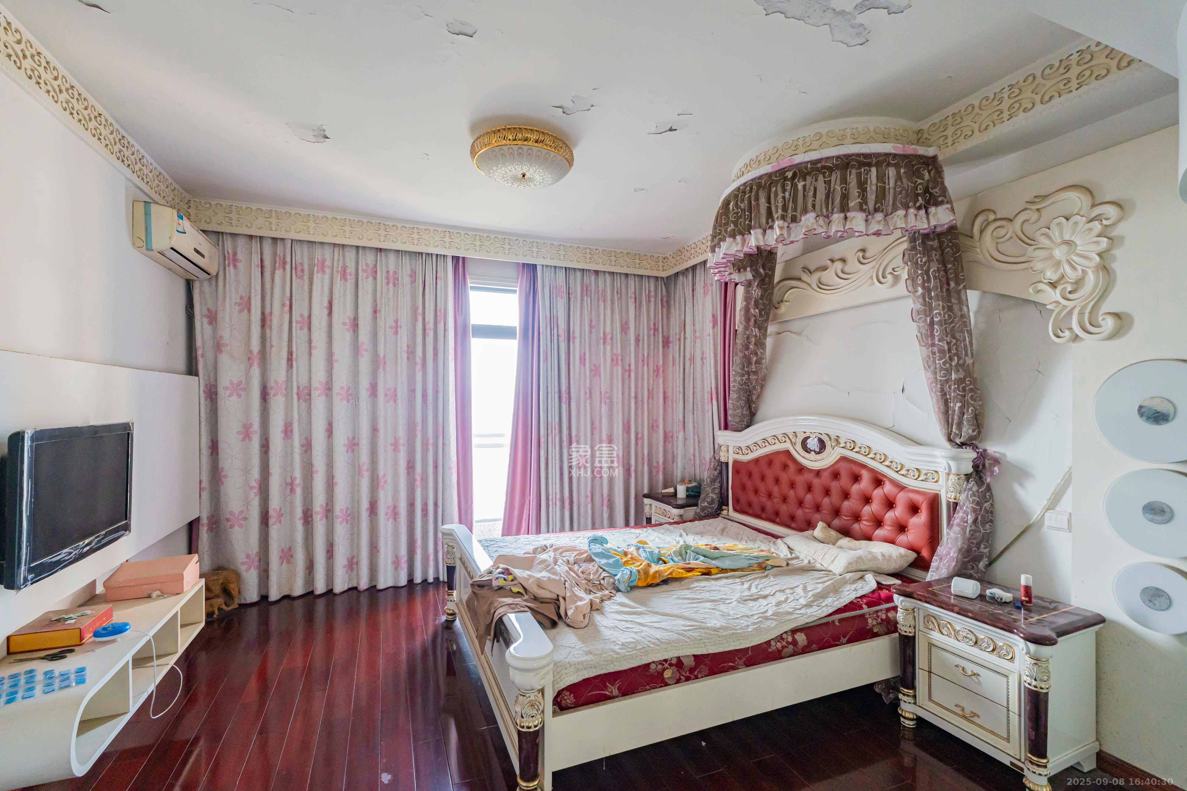 藏珑湖上国际花园 4室2厅2卫 218.0万 藏珑湖上国际花园 4室2厅2卫 218.0万卧室