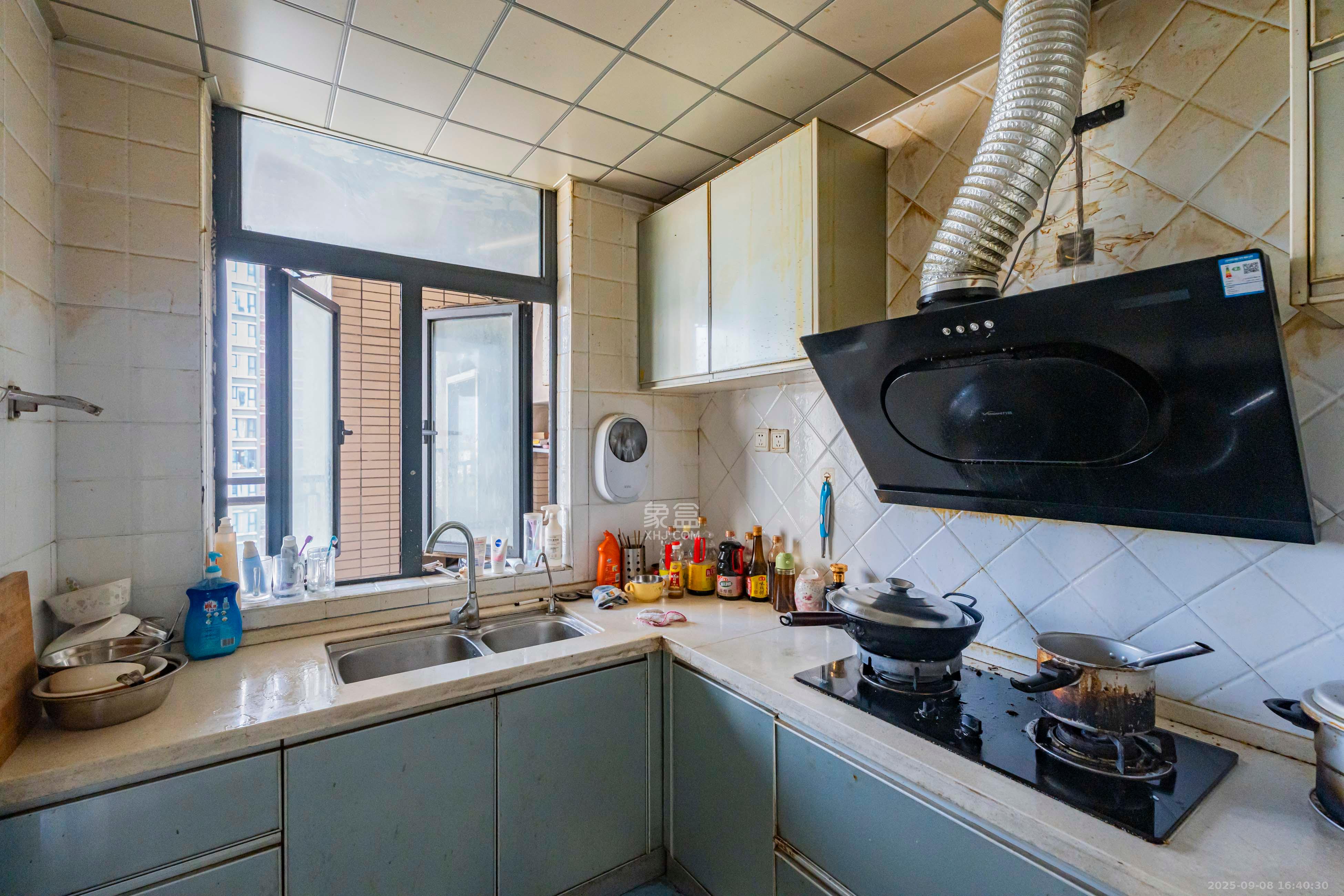 藏珑湖上国际花园 4室2厅2卫 218.0万 藏珑湖上国际花园 4室2厅2卫 218.0万厨房