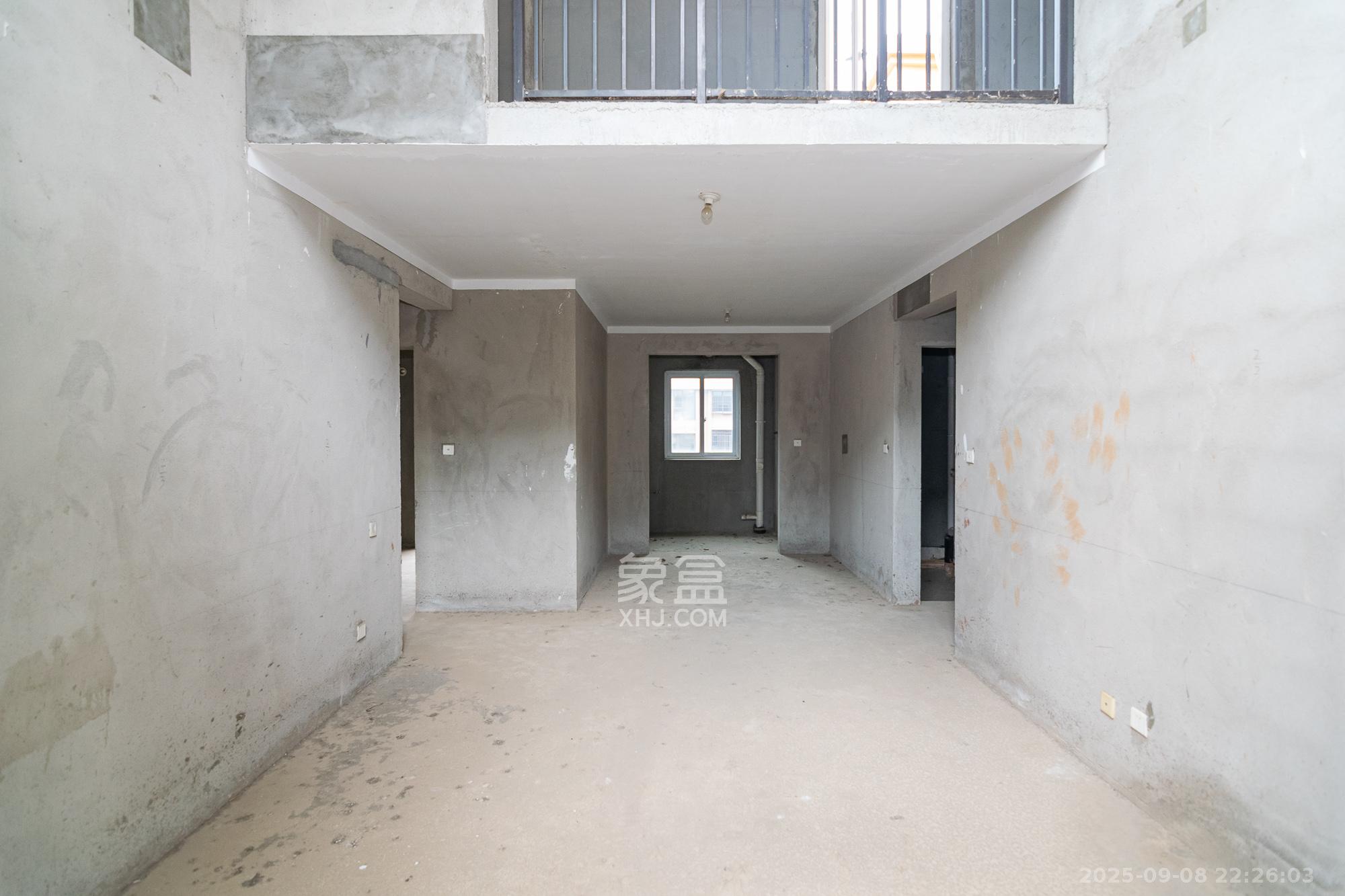 新城国际花都  4室2厅2卫    120.0万客厅