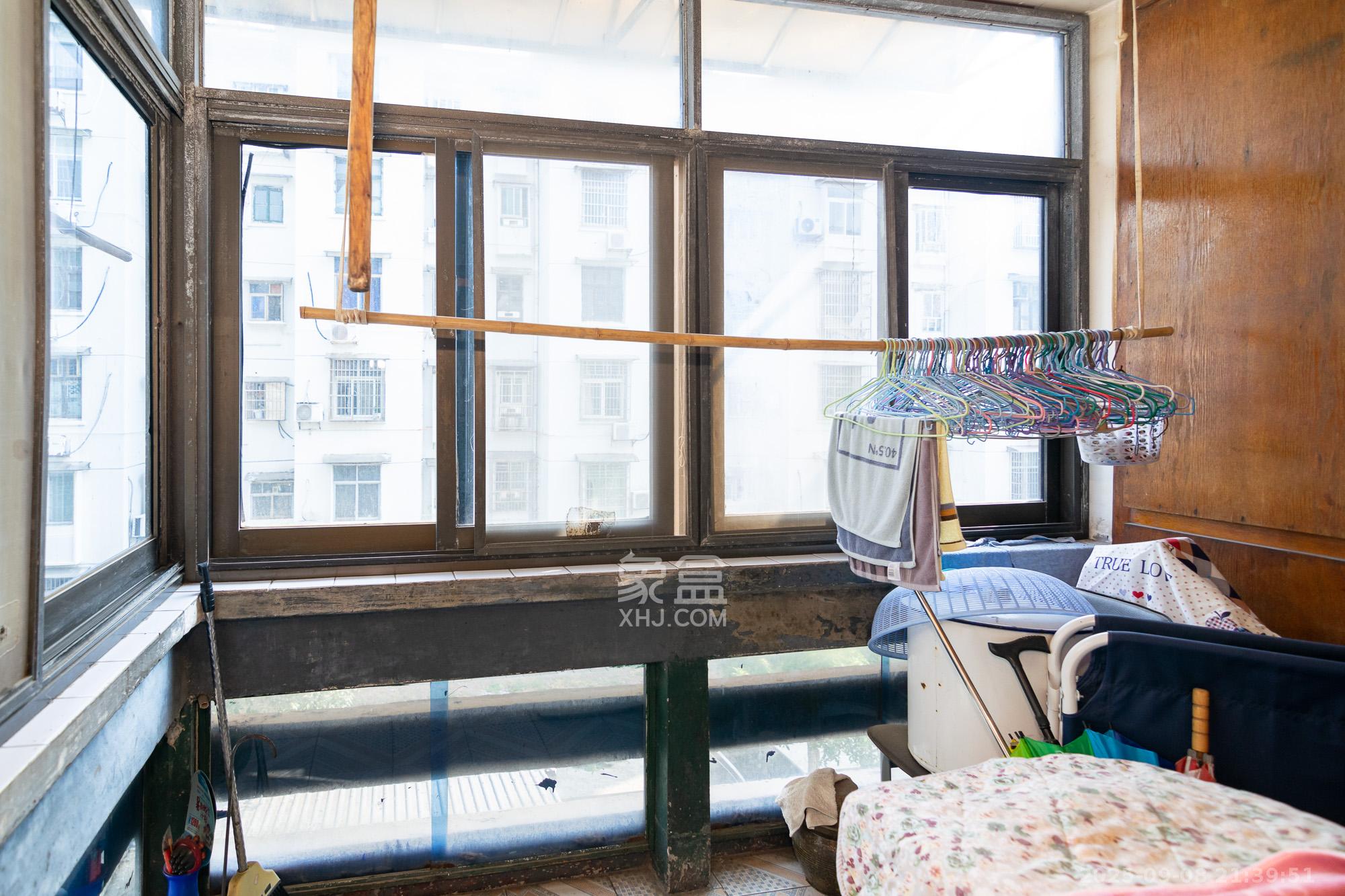 中南村（一二三村）  1室2厅1卫    22.0万阳台