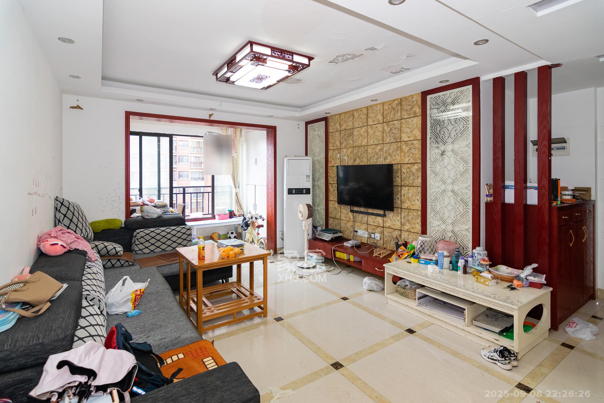 新城国际花都  3室2厅2卫    65.0万客厅