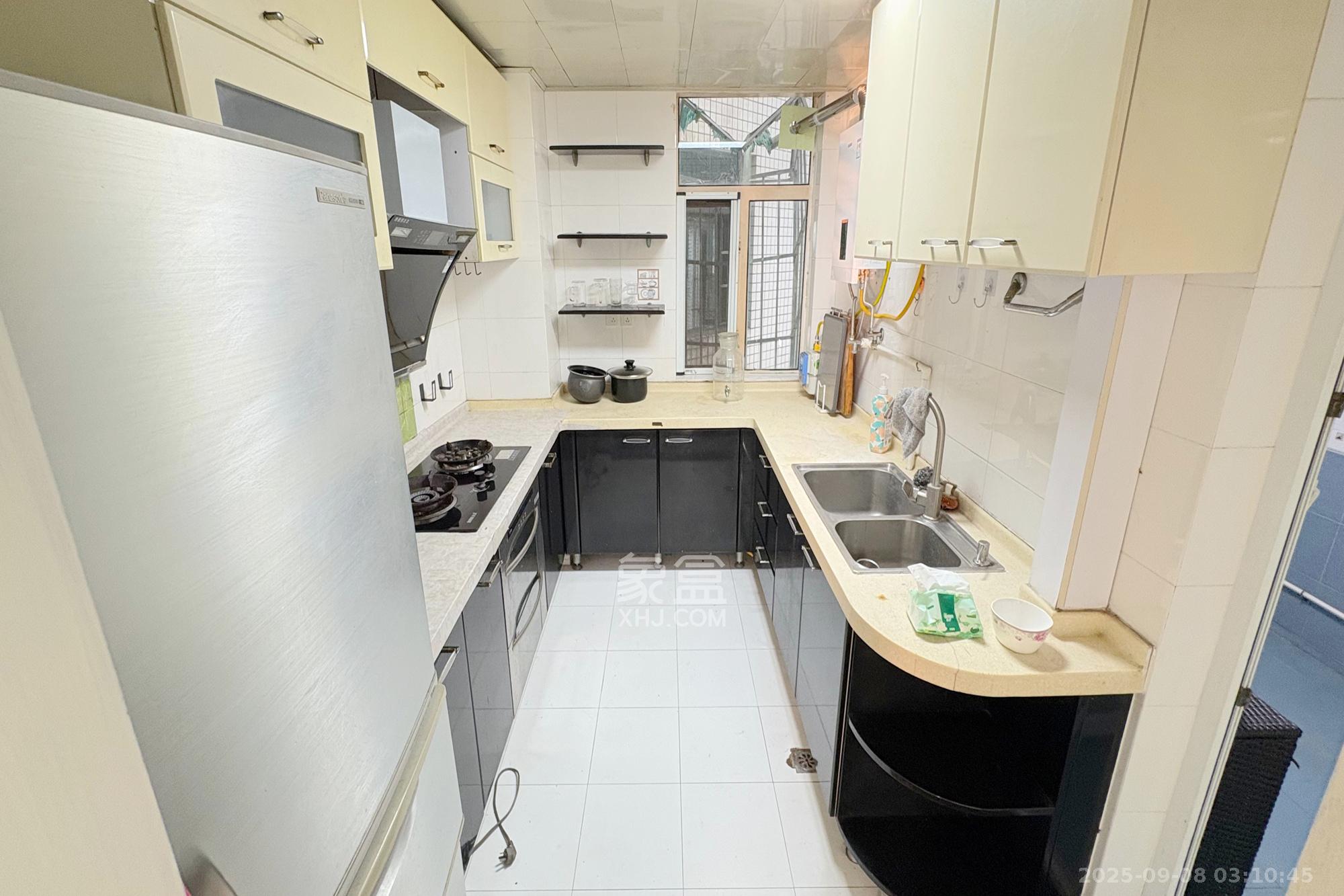 王府花园  4室2厅2卫    178.0万厨房