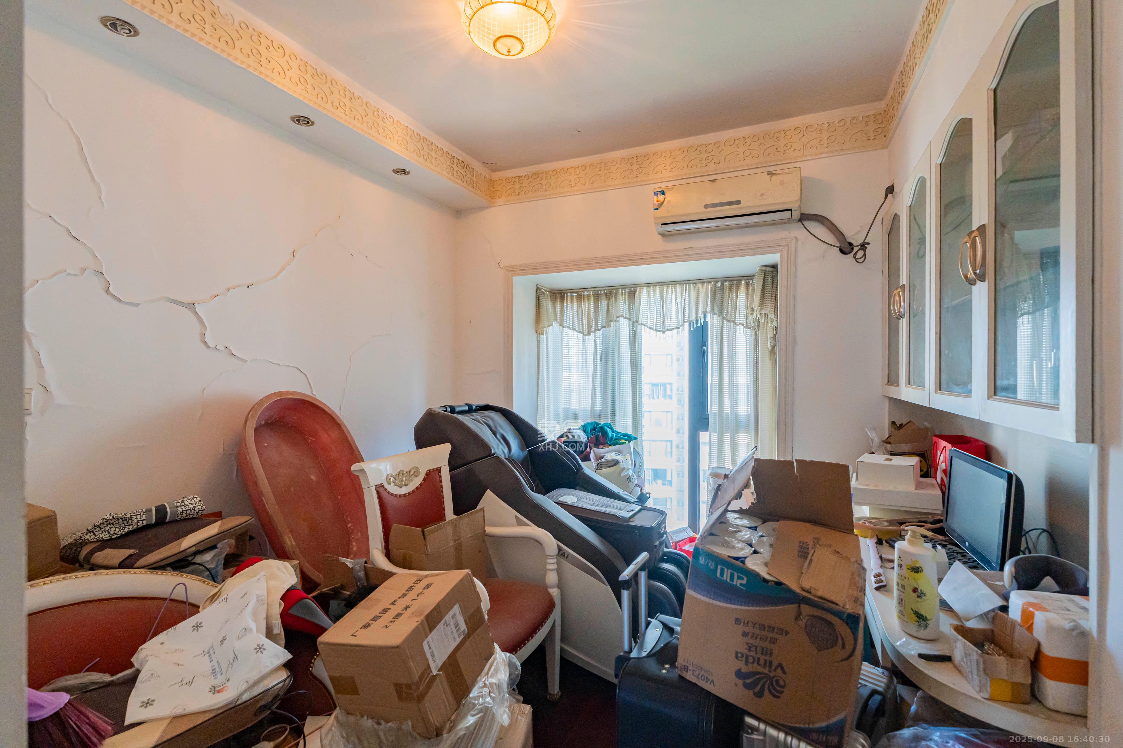 藏珑湖上国际花园 4室2厅2卫 218.0万 藏珑湖上国际花园 4室2厅2卫 218.0万卧室