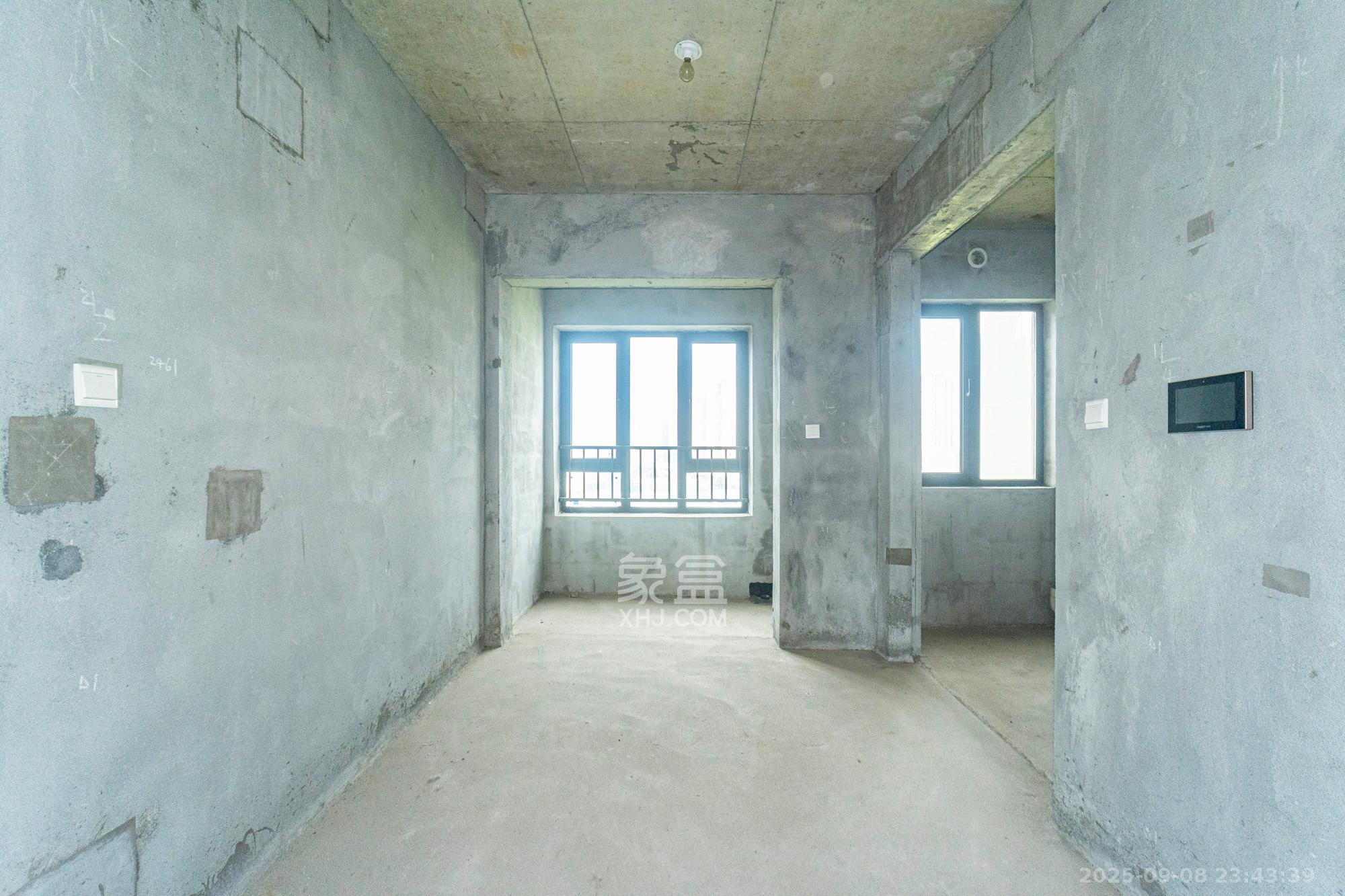 新城朗隽大都会  4室2厅2卫    77.0万客厅