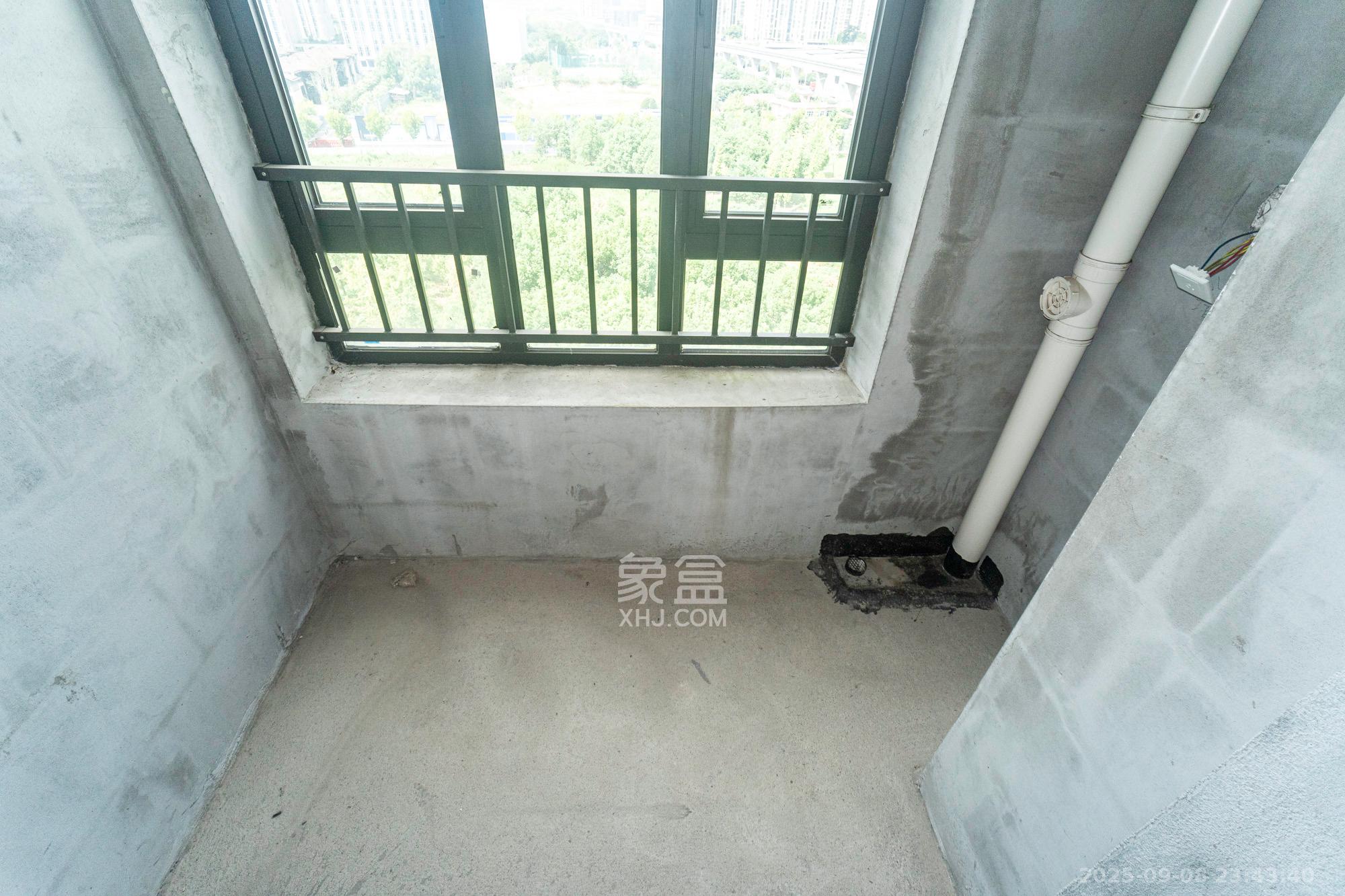 新城朗隽大都会  4室2厅2卫    77.0万阳台