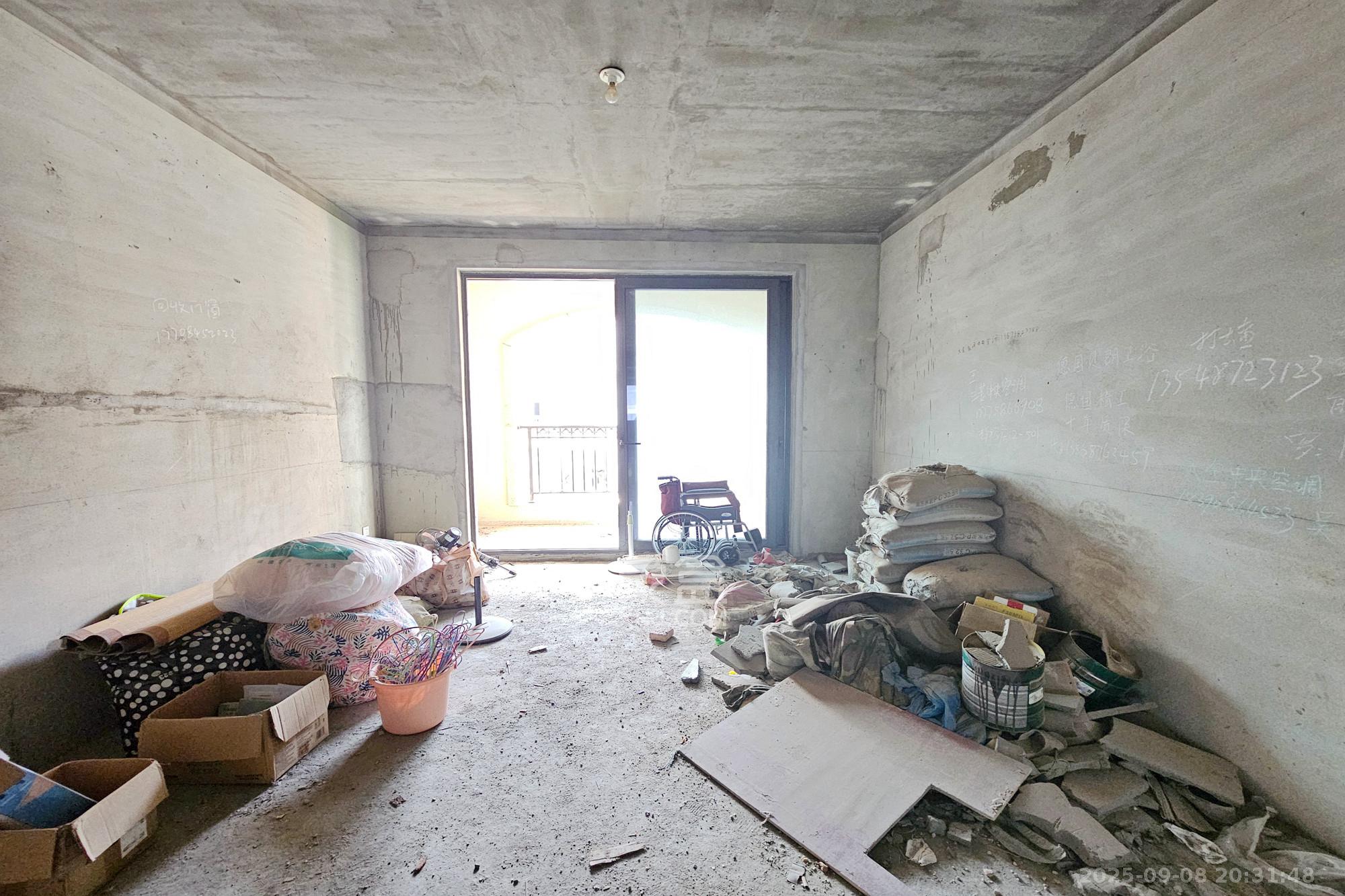 明昇壹城（明昇时代广场）一期  6室2厅4卫    388.0万客厅