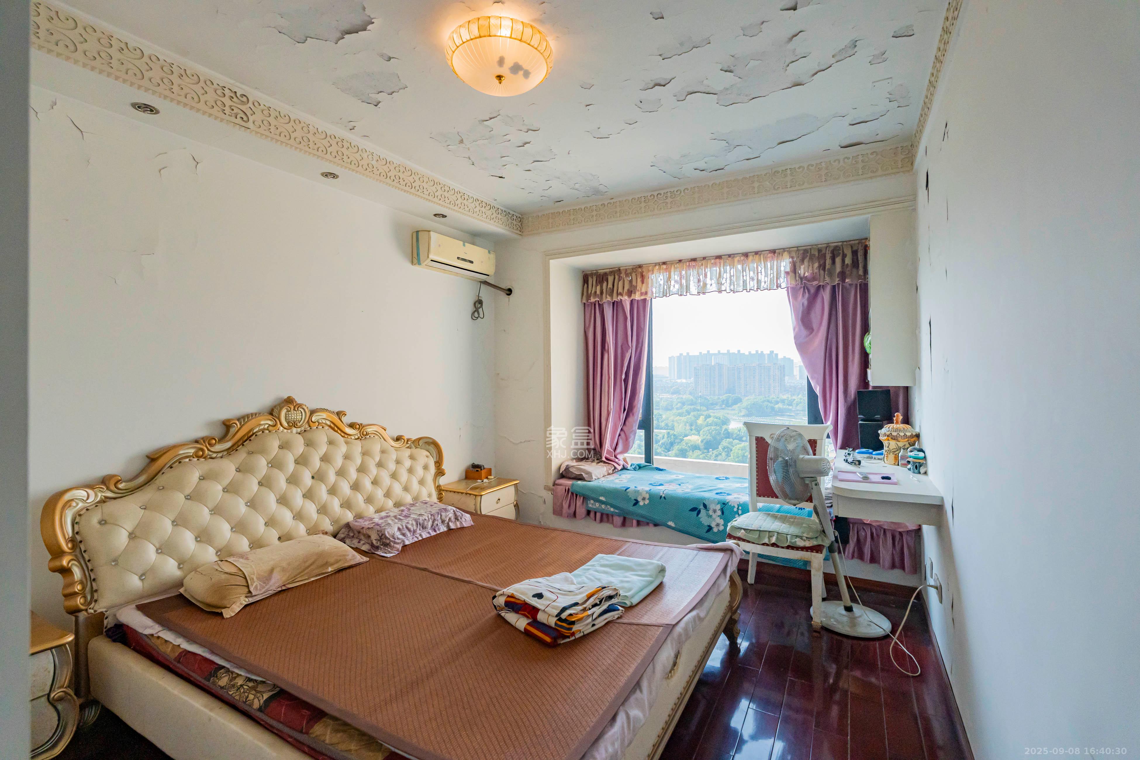 藏珑湖上国际花园 4室2厅2卫 218.0万 藏珑湖上国际花园 4室2厅2卫 218.0万卧室